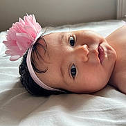 Cylia a rejoint le concours — aidez-le/la à gagner de superbes lots ! baby, infant, headband, flower, pink, lying_down, bed, white_bed, skin, face, eyes, soft_light, cute, child, portrait, indoors, newborn, young, head, expression