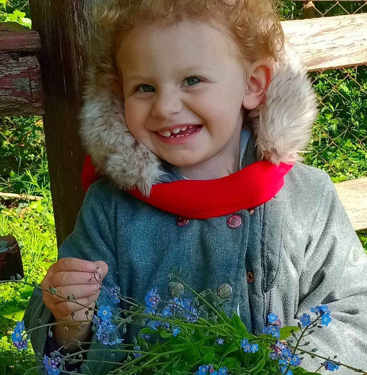 Capucine a rejoint le concours — aidez-le/la à gagner de superbes lots ! baby_toddler_clothing, blue, child, electric_blue, eye, fun, grass, green, happy, head, joy, nose, organ, outerwear, people_in_nature, person, plant, sitting, smile, textile