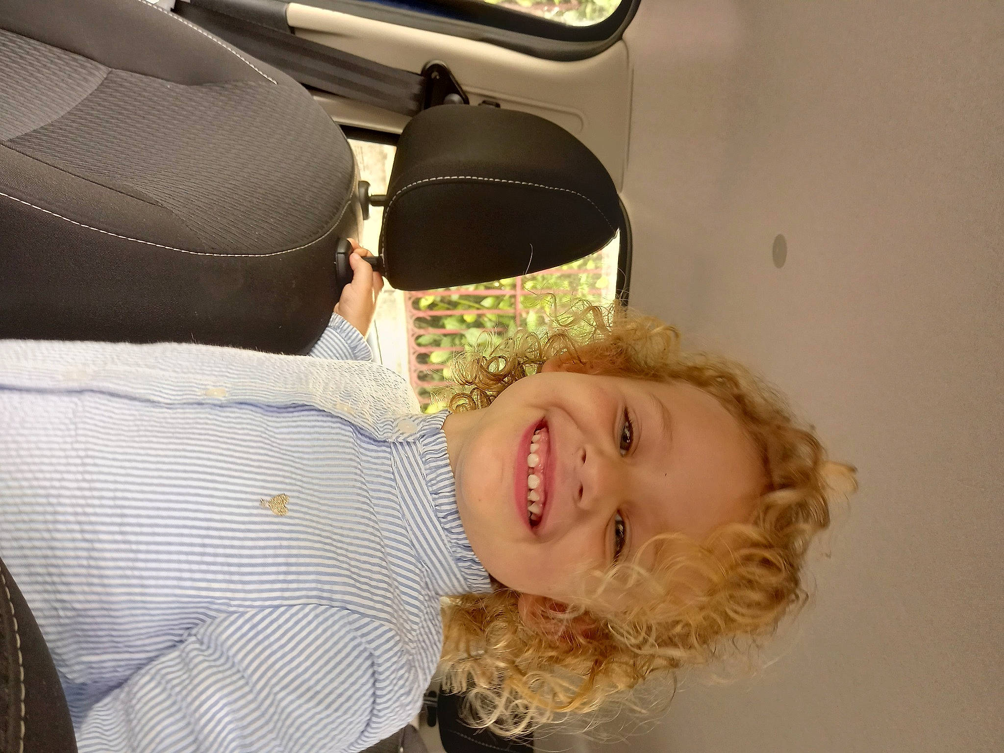 Capucine participe au concours pour gagner de l'argent avec cette photo : bag, car_seat, child, comfort, eyelash, eyewear, family_car, fashion_accessory, fun, gesture, happy, hat, headgear, joy, laugh, luggage_and_bags, person, smile, sun_hat, toddler