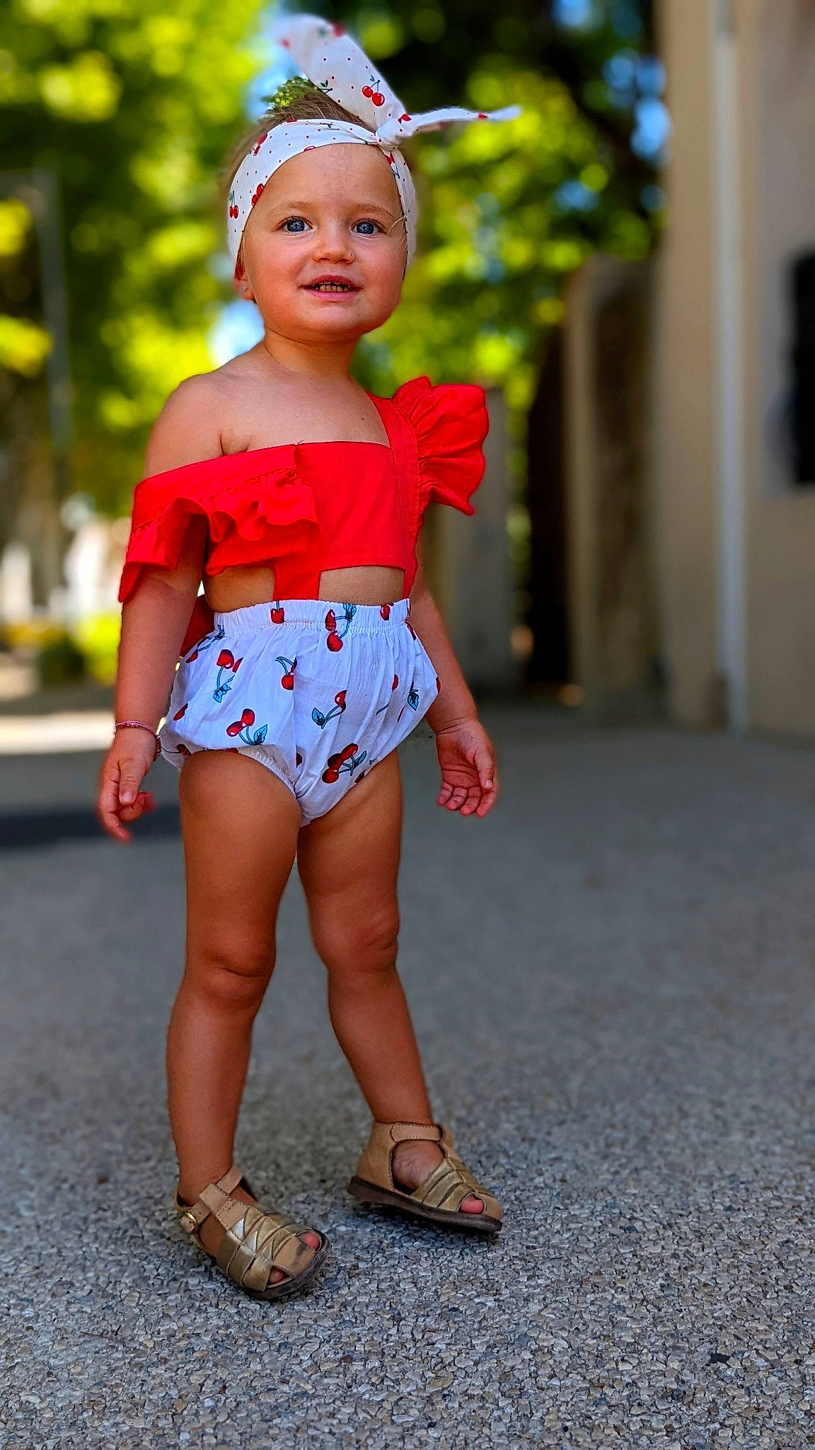 Diana participe au concours pour gagner de l'argent avec cette photo : baby_toddler_clothing, child, denim, electric_blue, eye, happy, headwear, human_leg, joy, leg, person, pink, sandal, shoe, sleeve, smile, summer, t_shirt, thigh, toddler