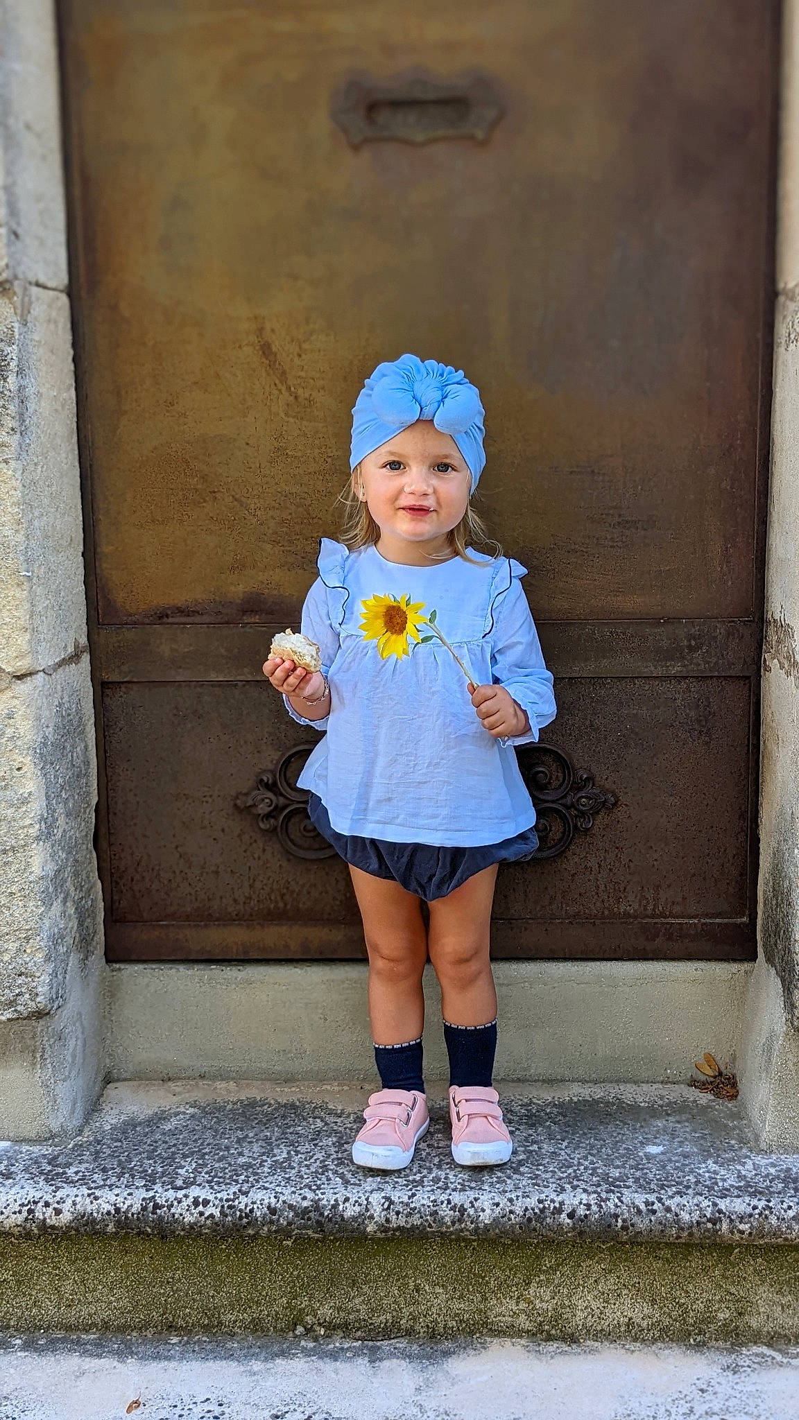 Diana participe au concours pour gagner de l'argent avec cette photo : art, azure, baby, baby_toddler_clothing, cap, child, electric_blue, fashion_accessory, fun, happy, hat, headwear, human_leg, joy, knee, pattern, person, sitting, sleeve, standing