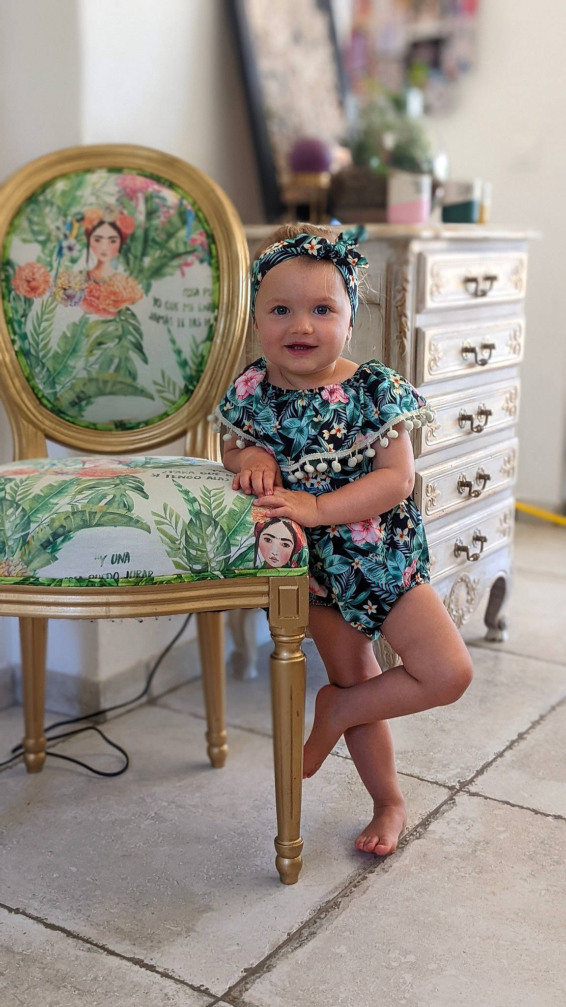 Diana participe au concours pour gagner de l'argent avec cette photo : art, baby_toddler_clothing, barefoot, chair, child, event, foot, happy, headwear, human_leg, joy, pattern, person, picture_frame, plant, product, sandal, sitting, smile, table