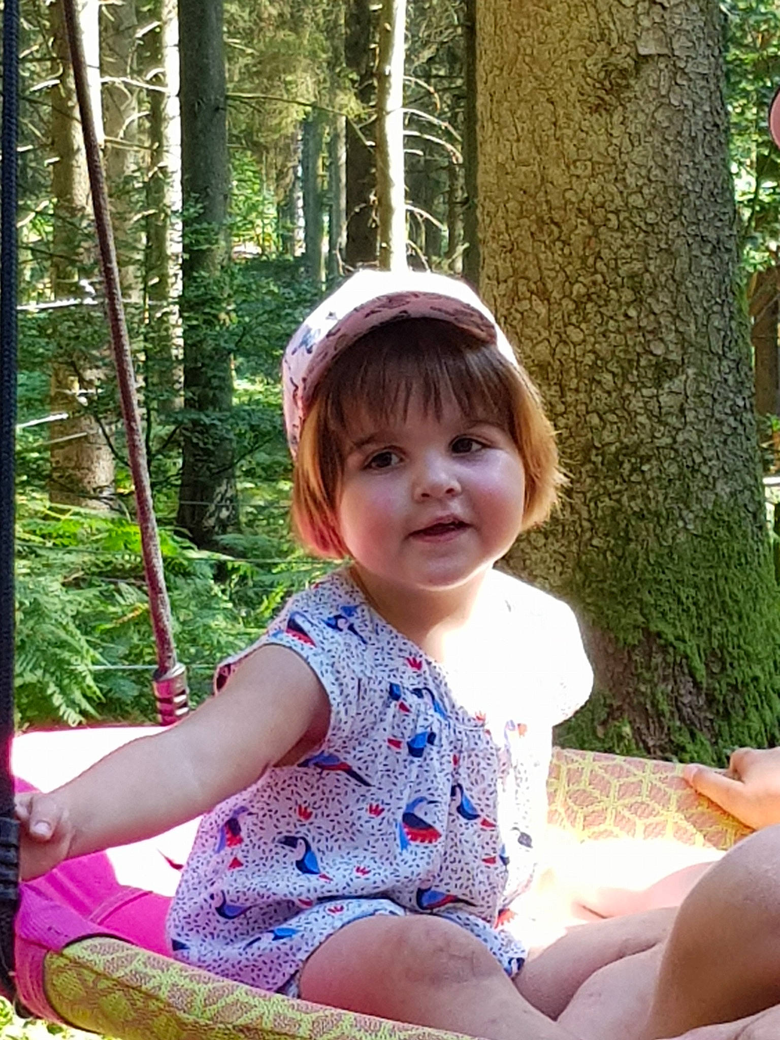 Coline a rejoint le concours — aidez-le/la à gagner de superbes lots ! beauty, child, fun, girl, grass, hair_accessory, happiness, headgear, person, plant, play, sitting, skin, smile, summer, toddler, tree, trunk, vacation
