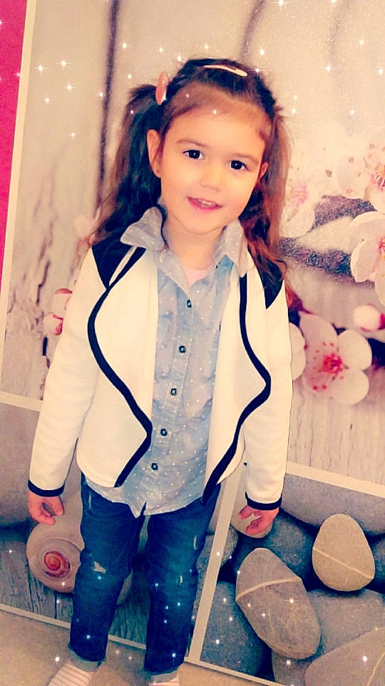 Ilana participe au concours pour gagner de l'argent avec cette photo : child, child_model, cool, day, fun, girl, hairstyle, happiness, jeans, joy, long_hair, outerwear, pattern, person, product, skin, smile, textile, toddler