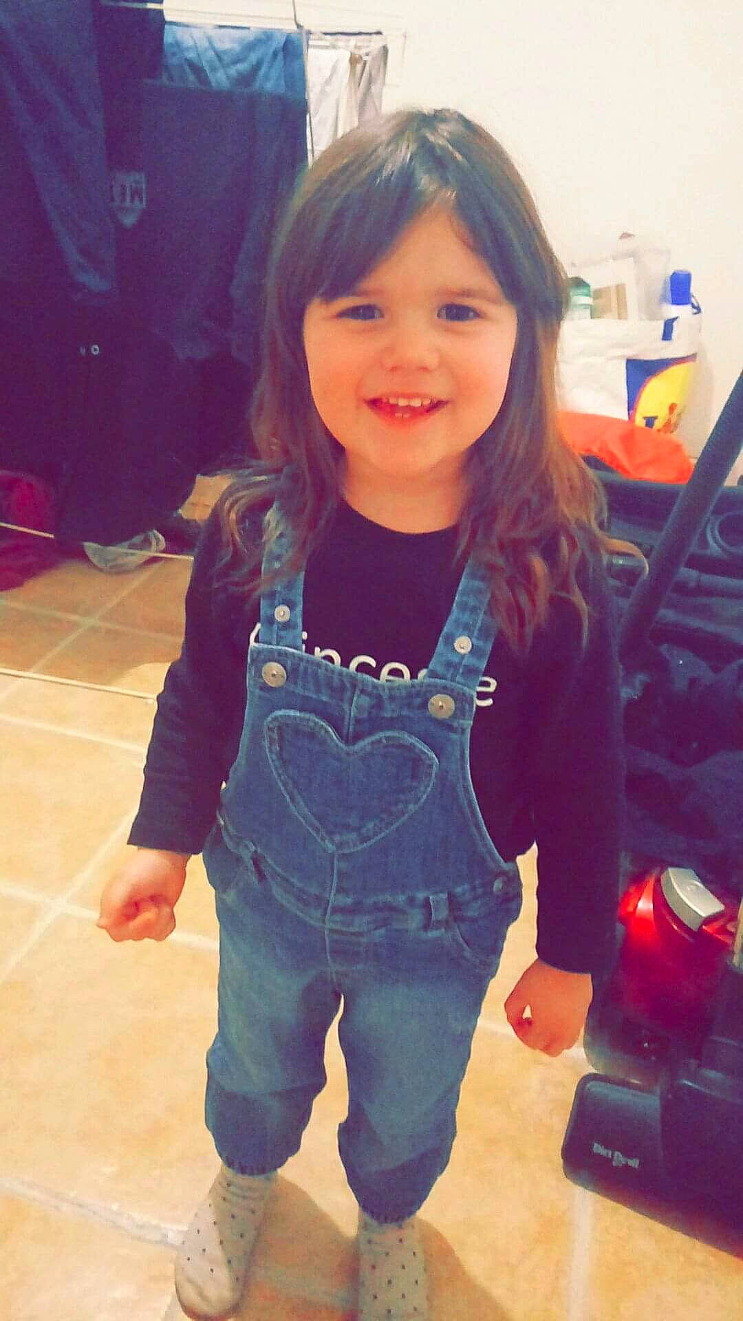 Ilana a rejoint le concours — aidez-le/la à gagner de superbes lots ! blue, child, clothing, cool, day, facial_expression, fun, girl, hair, hairstyle, human_hair_color, jeans, joy, leg, person, shoulder, skin, smile, snapshot, standing