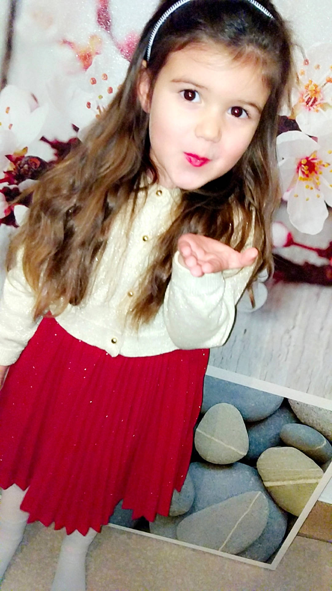 Ilana participe au concours pour gagner de l'argent avec cette photo : beauty, brown_hair, child, child_model, girl, hair_accessory, long_hair, person, pink, red, skin, smile, textile, toddler