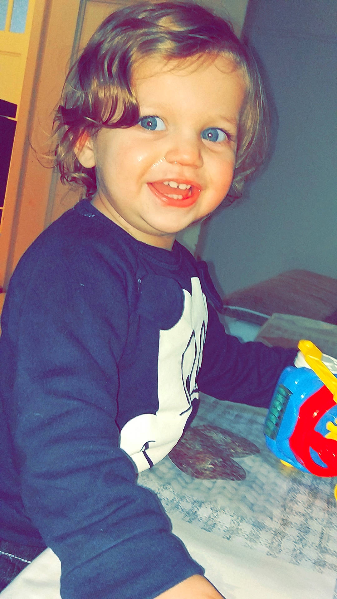 Léo participe au concours pour gagner de l'argent avec cette photo : baby, blond, brown_hair, cheek, child, cool, eye, face, facial_expression, forehead, fun, hair, hairstyle, iris, joy, nose, person, play, smile, standing