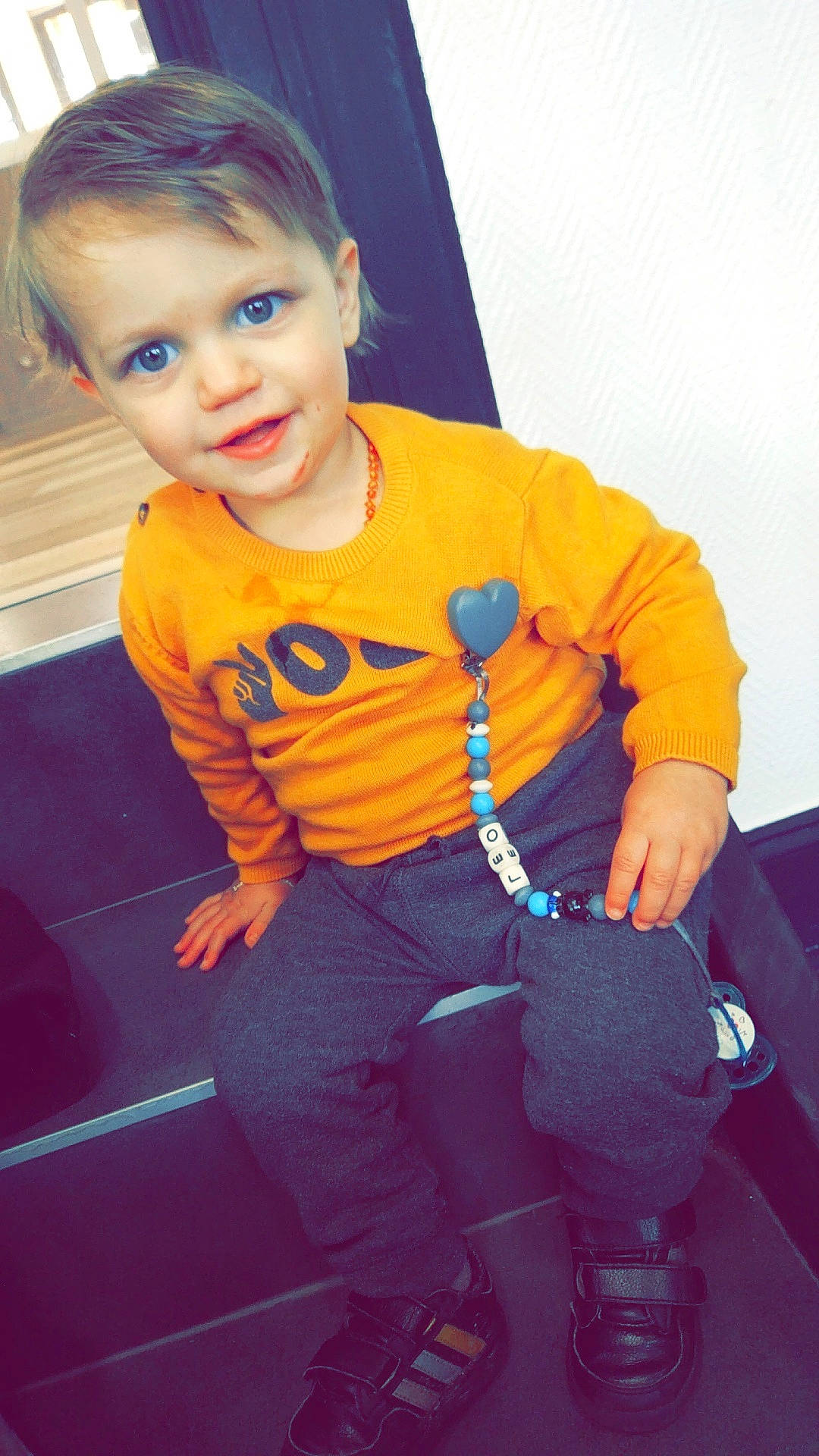 Léo participe au concours pour gagner de l'argent avec cette photo : cheek, child, jeans, leg, nose, person, play, sleeve, smile, t_shirt, toddler, yellow