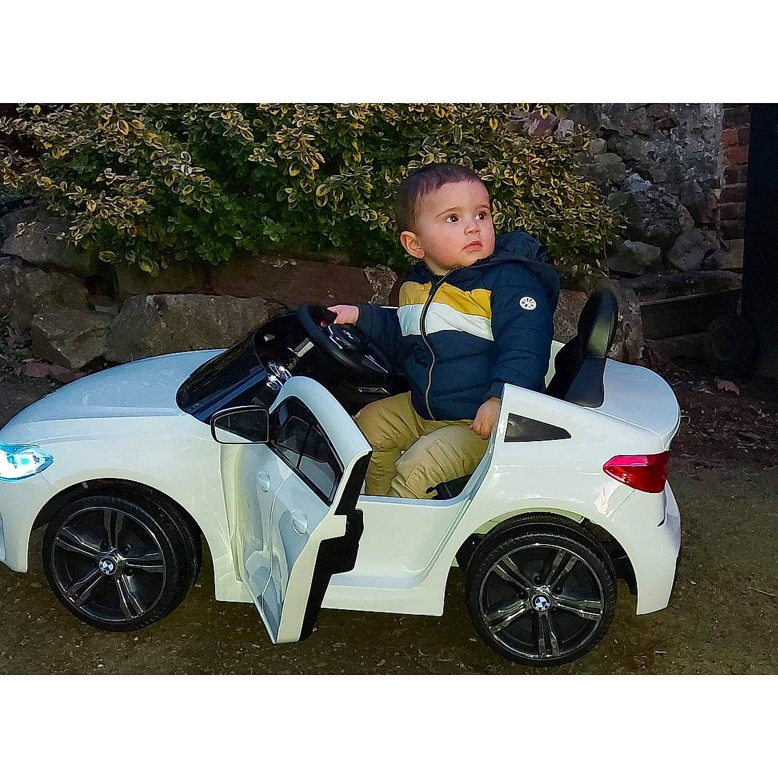 Soan a rejoint le concours — aidez-le/la à gagner de superbes lots ! alloy_wheel, automotive_design, automotive_exterior, automotive_lighting, automotive_tire, bumper, car, hood, hubcap, motor_vehicle, outerwear, person, personal_luxury_car, photograph, plant, rim, shirt, tire, vehicle, vehicle_door