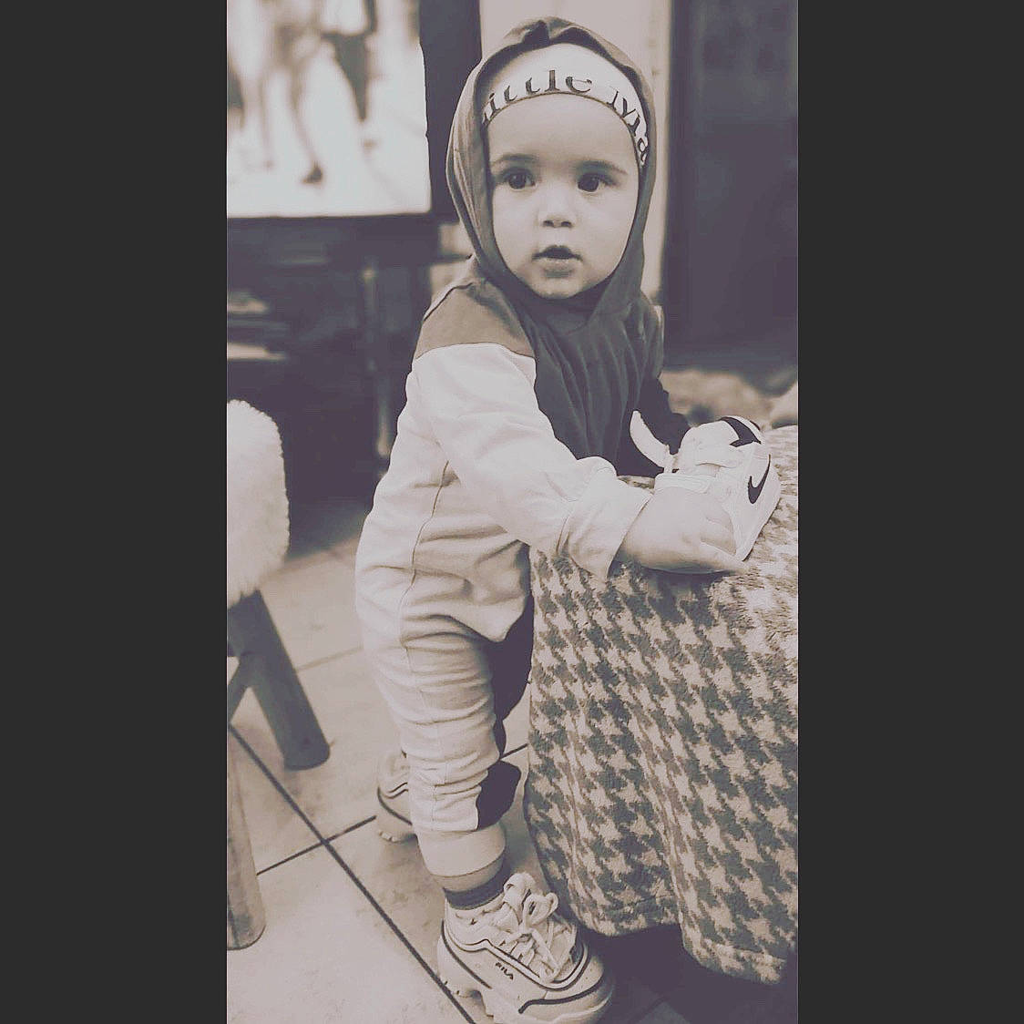 Soan participe au concours pour gagner de l'argent avec cette photo : art, baby, child, flash_photography, font, fun, fur, gesture, happy, headwear, monochrome, monochrome_photography, pattern, person, photo_caption, portrait, portrait_photography, sitting, sleeve, street_fashion