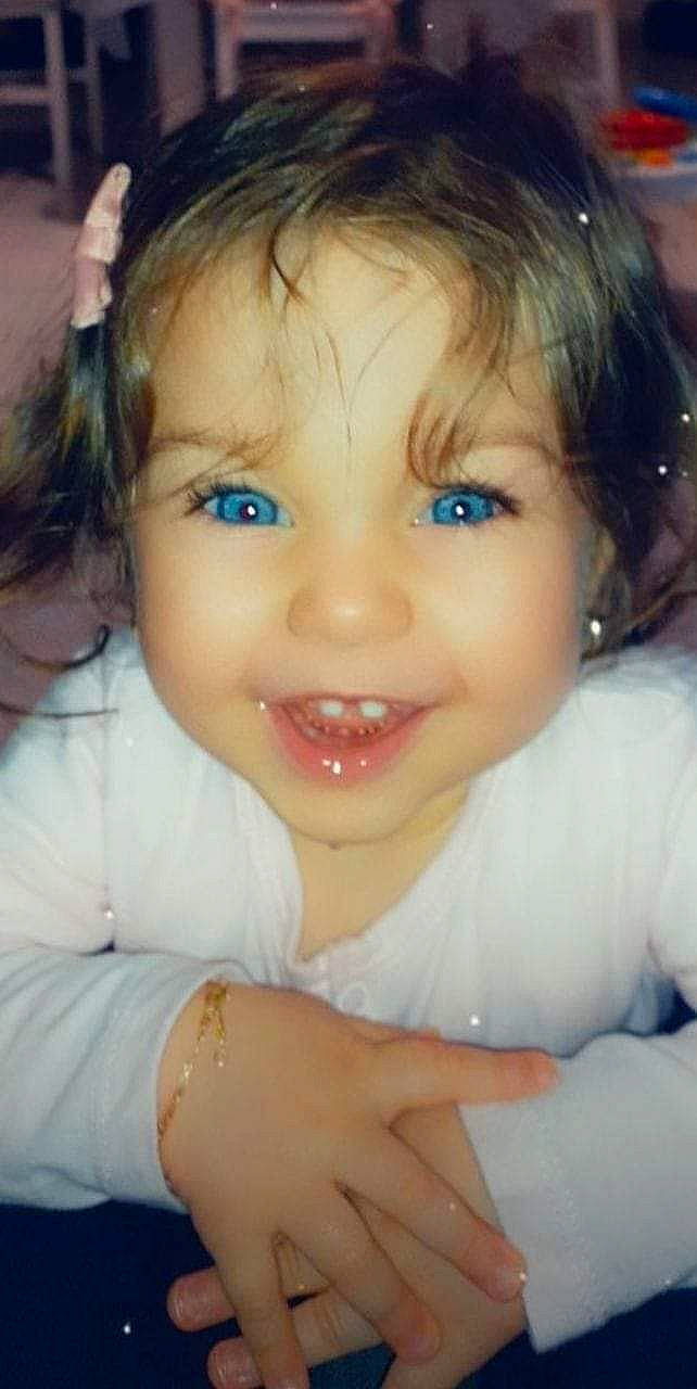 Saïna a rejoint le concours — aidez-le/la à gagner de superbes lots ! cheek, child, chin, eye, eyebrow, eyelash, face, facial_expression, finger, forehead, hair, hairstyle, happy, head, iris, joy, lip, mouth, nose, person