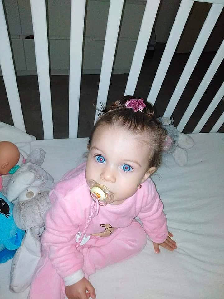 Saïna a rejoint le concours — aidez-le/la à gagner de superbes lots ! baby, baby_products, baby_toddler_clothing, baby_toys, child, hair_accessory, person, pink, plush, stuffed_toy, toddler