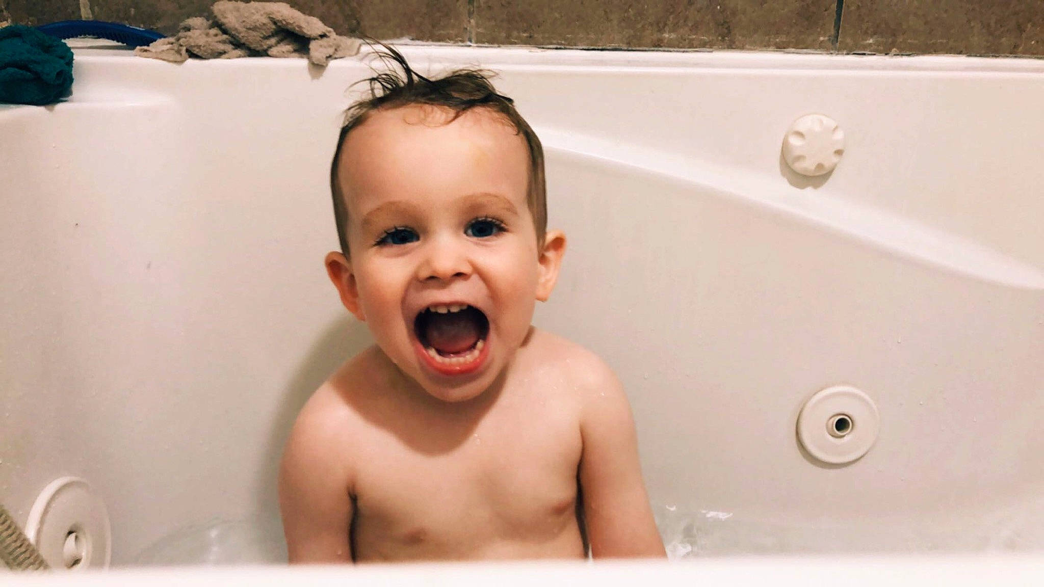 Connor is registered to the contest to win money with this photo: baby, baby_bathing, baby_laughing, baby_making_funny_faces, bathing, bathtub, child, facial_expression, laugh, person, plumbing_fixture, skin, smile, toddler, washing