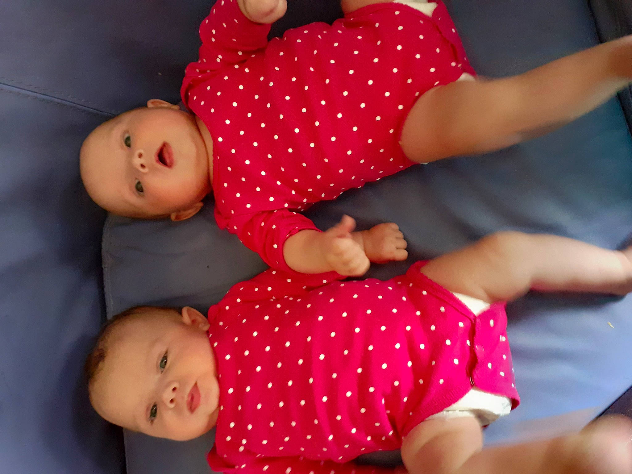 Jessy Et Typhaine a rejoint le concours — aidez-le/la à gagner de superbes lots ! abdomen, baby_toddler_clothing, child, comfort, finger, fun, gesture, happy, interaction, joint, pattern, person, pink, product, red, textile, thigh, toddler, trunk, white