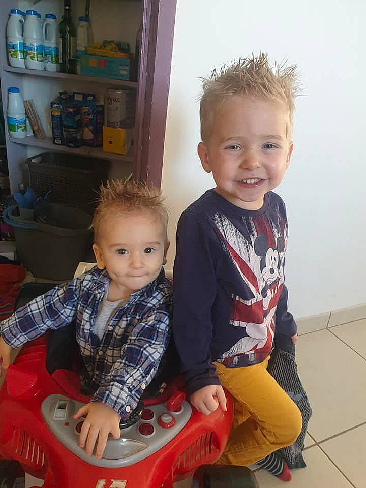 Théo participe au concours pour gagner de l'argent avec cette photo : arm, blue, clothing, electronic_device, eye, face, finger, floor, flooring, fun, green, hair, head, human, joy, leg, person, product, room, shoe