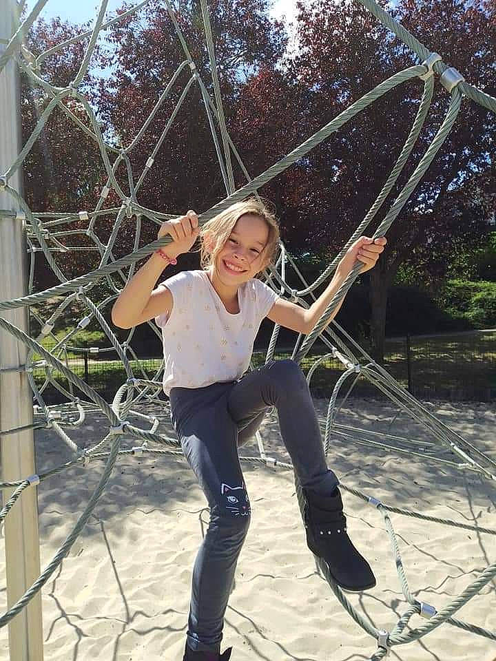 Priscillia a rejoint le concours — aidez-le/la à gagner de superbes lots ! adventure, balance, beauty, blond, chain_link_fencing, fence, joy, knee, leisure, mesh, outdoor_play_equipment, people_in_nature, person, playground, recreation, rope, shoe, swing, vacation, wire_fencing