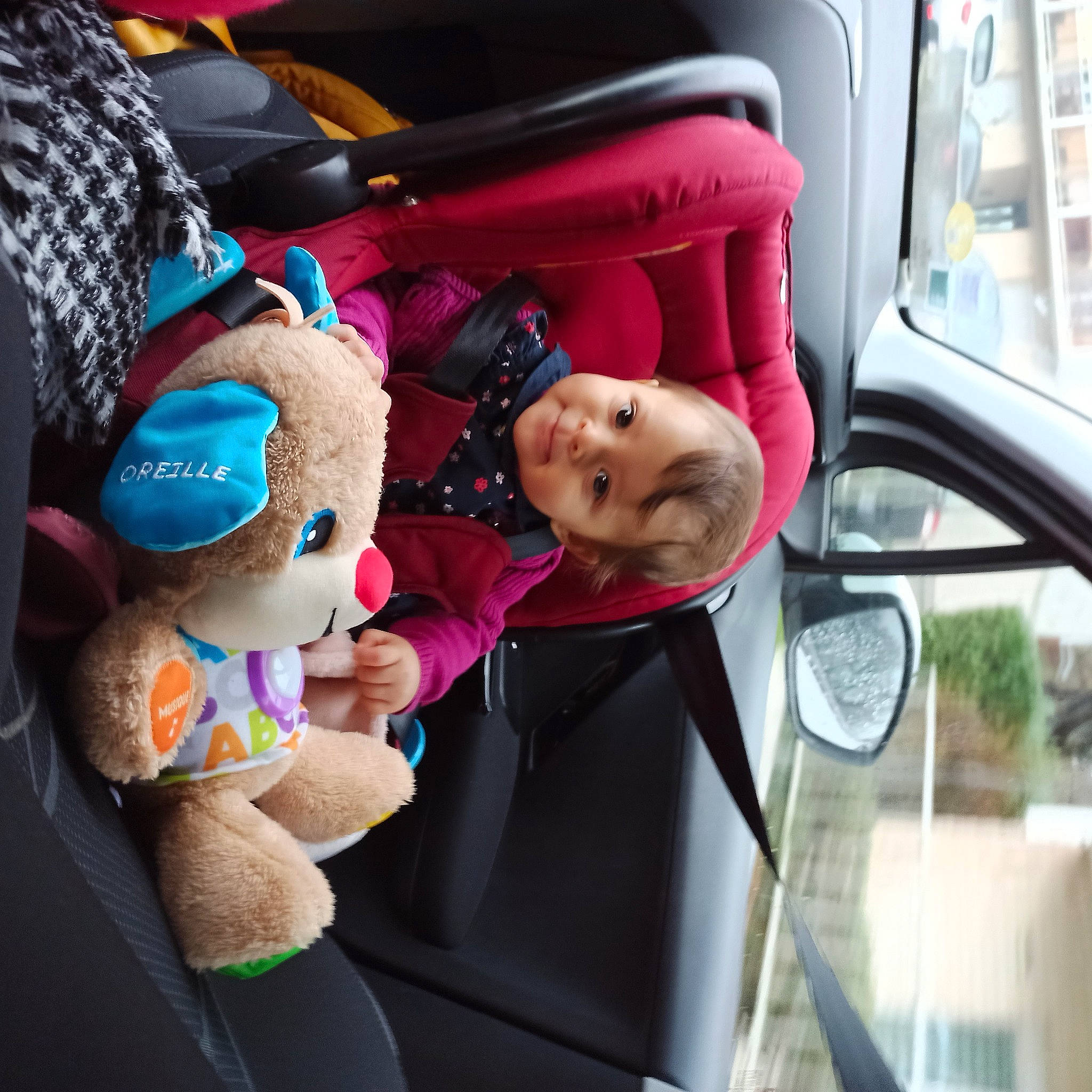 Eva participe au concours pour gagner de l'argent avec cette photo : auto_part, automotive_exterior, automotive_mirror, baby_carriage, baby_products, car, car_seat, car_seat_cover, family_car, mammal, motor_vehicle, person, pink, plant, smile, toddler, toy, tree, vehicle, vehicle_door