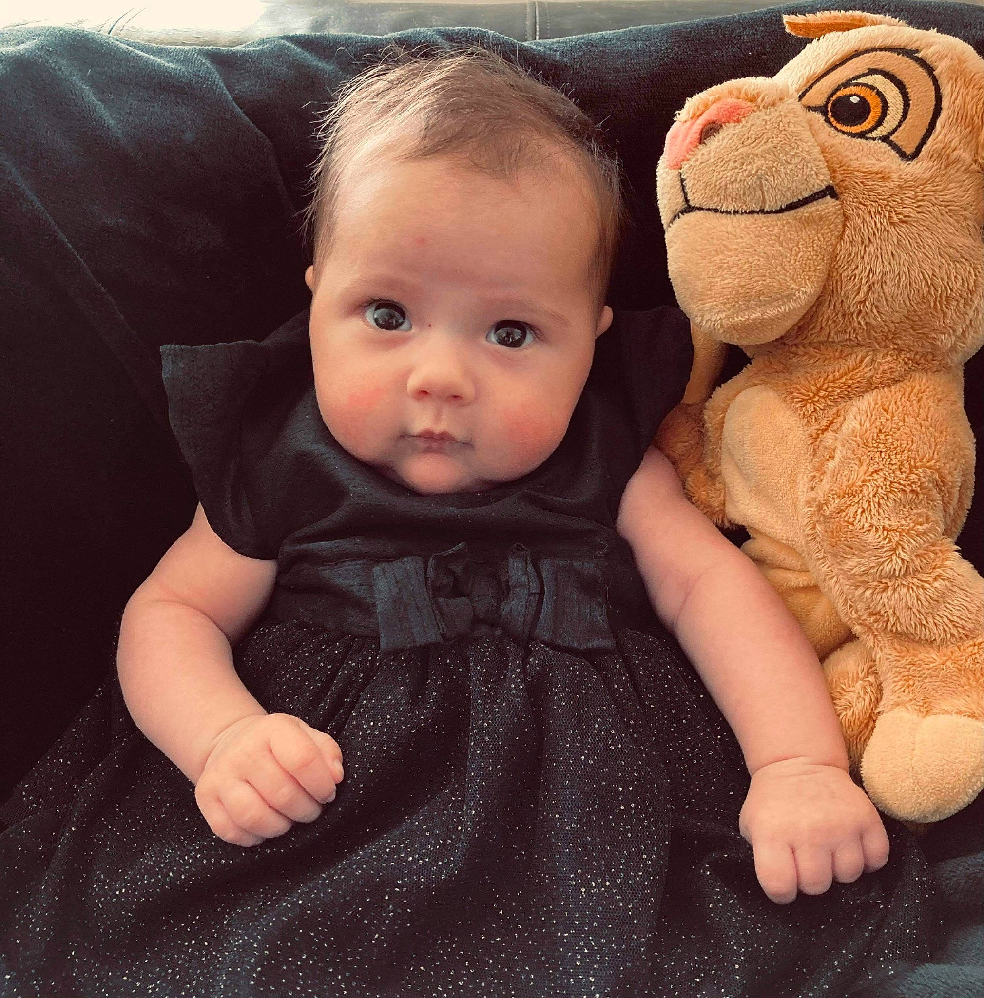 Kataleya a rejoint le concours — aidez-le/la à gagner de superbes lots ! baby, brown_hair, cheek, child, doll, ear, eye, face, hand, happy, head, nose, person, plush, sitting, skin, smile, stuffed_toy, textile, toddler