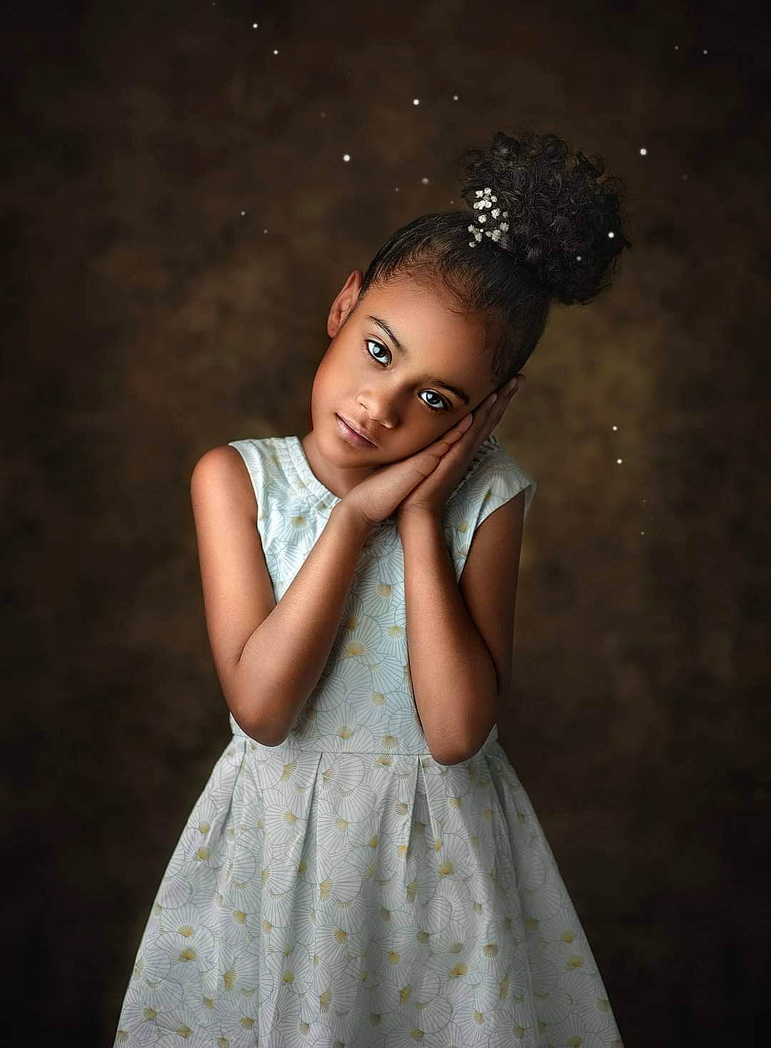 Sofia participe au concours pour gagner de l'argent avec cette photo : black_hair, brown_hair, chin, darkness, day_dress, dress, eyelash, fashion_design, flash_photography, formal_wear, gesture, happy, headpiece, iris, lip, long_hair, neck, one_piece_garment, person, skin