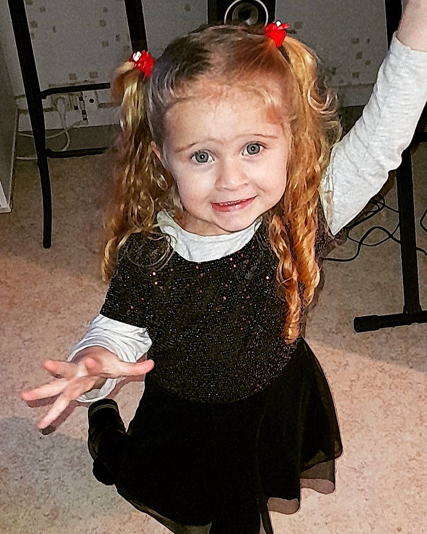 Jade participe au concours pour gagner de l'argent avec cette photo : arm, baby_toddler_clothing, black, clothing, cool, dress, face, facial_expression, gesture, hair, hairstyle, happy, iris, joy, neck, organ, people, person, sleeve, smile