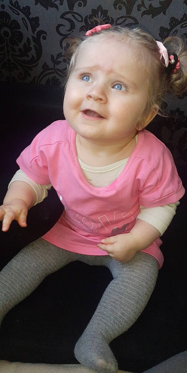 Jade participe au concours pour gagner de l'argent avec cette photo : baby, beauty, blond, cheek, child, child_model, eye, face, head, lip, person, pink, sitting, skin, smile, toddler