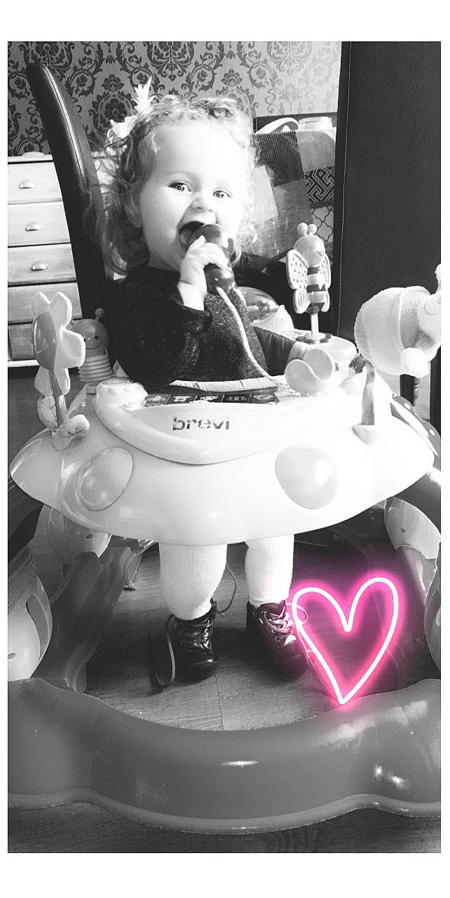 Jade participe au concours pour gagner de l'argent avec cette photo : baby, black_and_white, child, person, photography, play, snapshot, stock_photography, style, toddler, toy