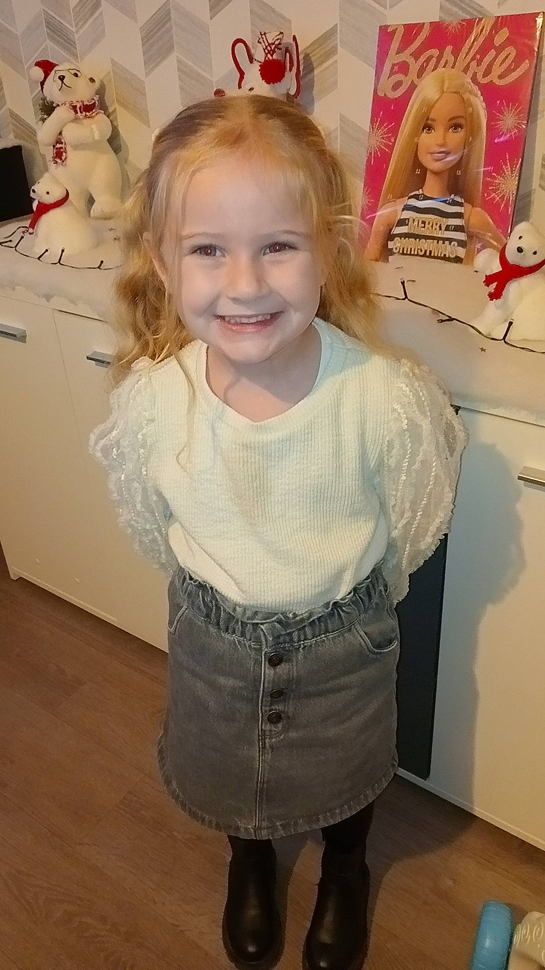 Jade a rejoint le concours — aidez-le/la à gagner de superbes lots ! baby_toddler_clothing, blond, cheek, child, embellishment, eye, eyelash, face, hairstyle, happy, iris, joy, pattern, person, pink, skin, sleeve, smile, t_shirt, toddler