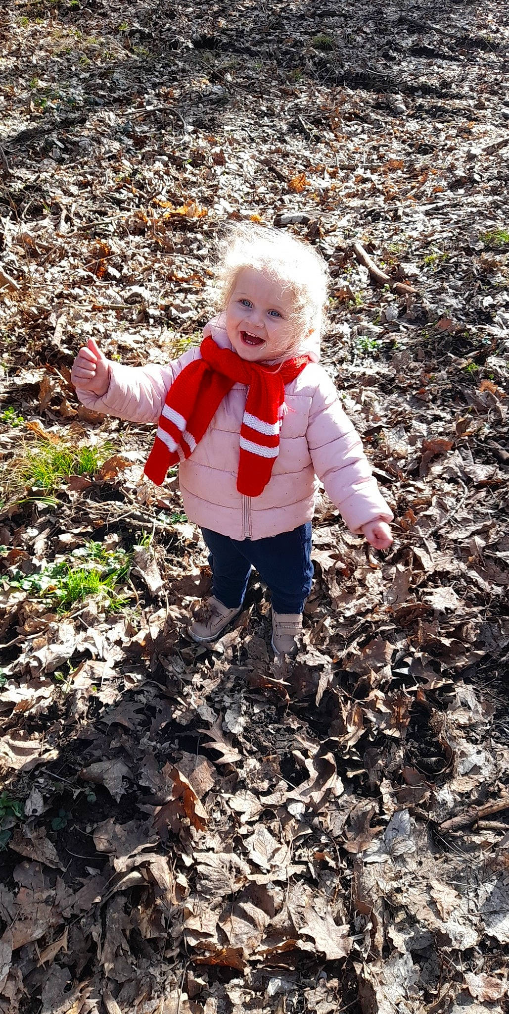 Jade a rejoint le concours — aidez-le/la à gagner de superbes lots ! asphalt, baby, carmine, child, cobblestone, flooring, fun, gesture, grass, happy, landscape, people_in_nature, person, play, puddle, road_surface, shadow, soil, toddler, walking