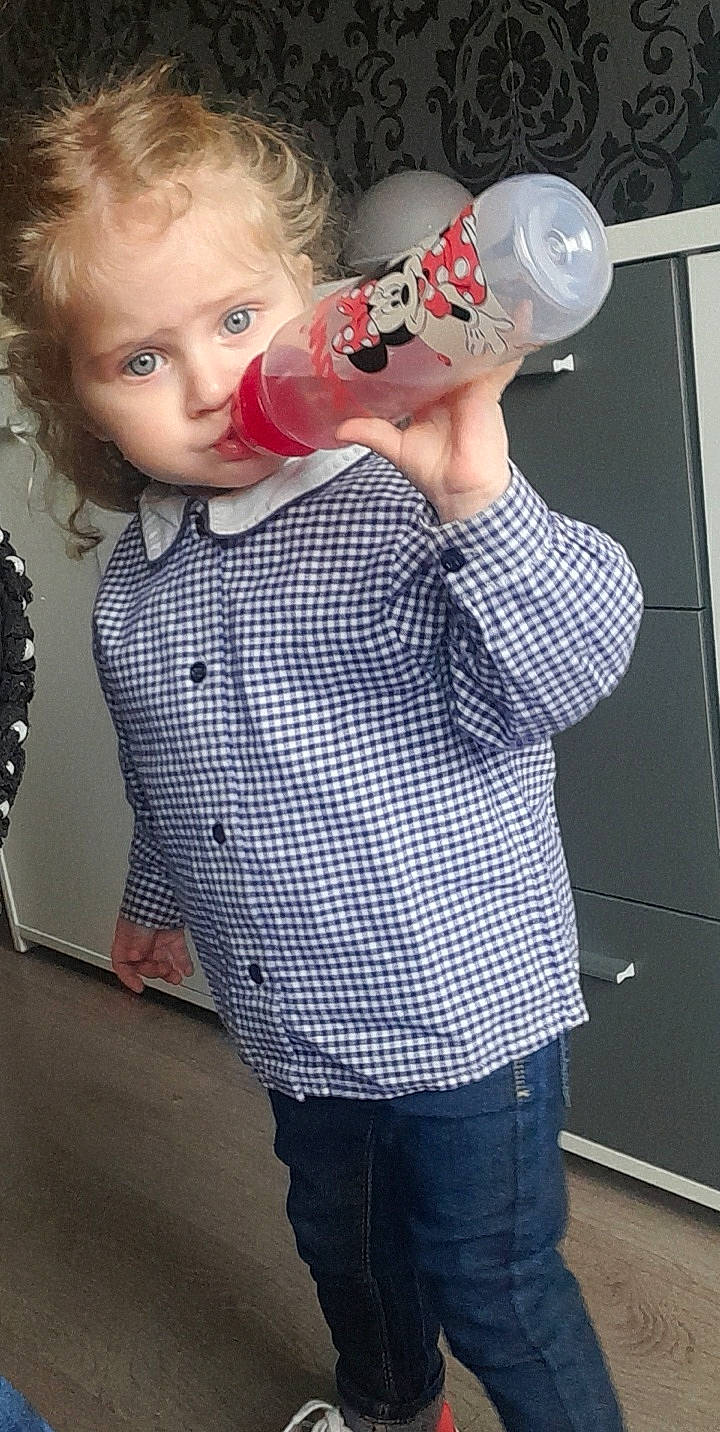 Jade participe au concours pour gagner de l'argent avec cette photo : child, dress_shirt, drink, drinking, drinkware, eyelash, finger, fun, gesture, hair, hairstyle, joint, lip, pattern, person, photograph, plastic_bottle, snapshot, standing, tin_can