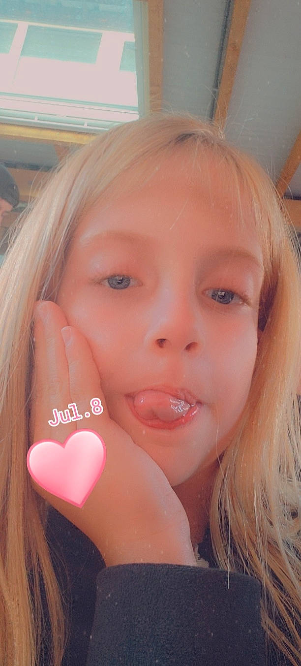 Christina a rejoint le concours — aidez-le/la à gagner de superbes lots ! cheek, chin, ear, eye, eyebrow, eyelash, face, finger, gesture, hair, happy, head, iris, jaw, lip, mouth, neck, nose, person, pink