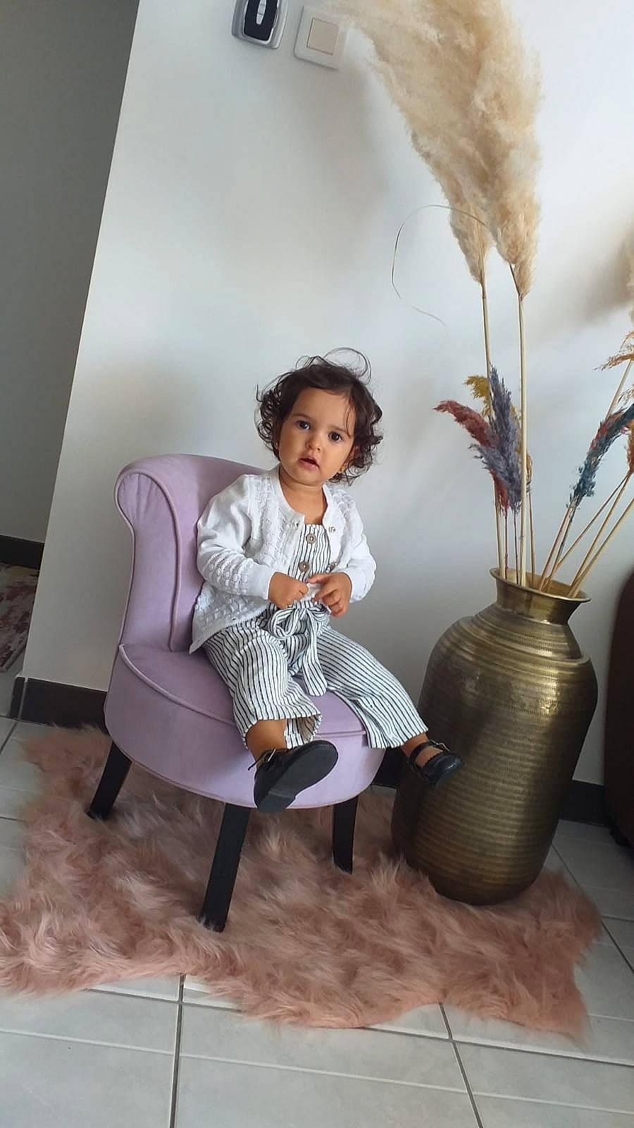 Alya participe au concours pour gagner de l'argent avec cette photo : art, comfort, design, fashion, fashion_design, feather, floor, flooring, flowerpot, furniture, hair, hairstyle, human, interior_design, person, picture_frame, room, textile, twig, vase