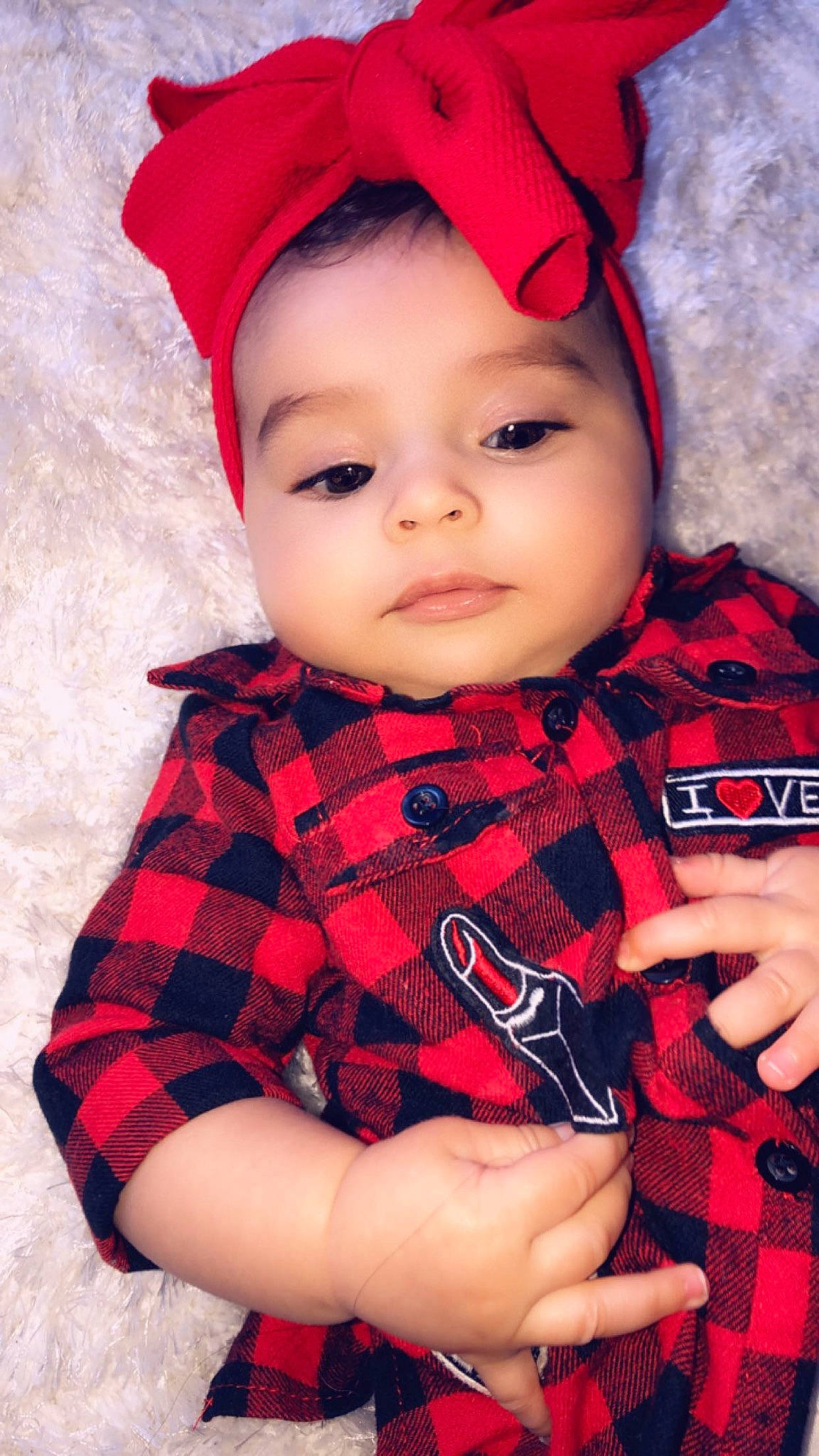 Irina participe au concours pour gagner de l'argent avec cette photo : baby_toddler_clothing, carmine, cheek, child, costume_accessory, face, hand, headgear, headwear, iris, lip, mouth, nail, nose, pattern, person, plaid, red, skin, tartan