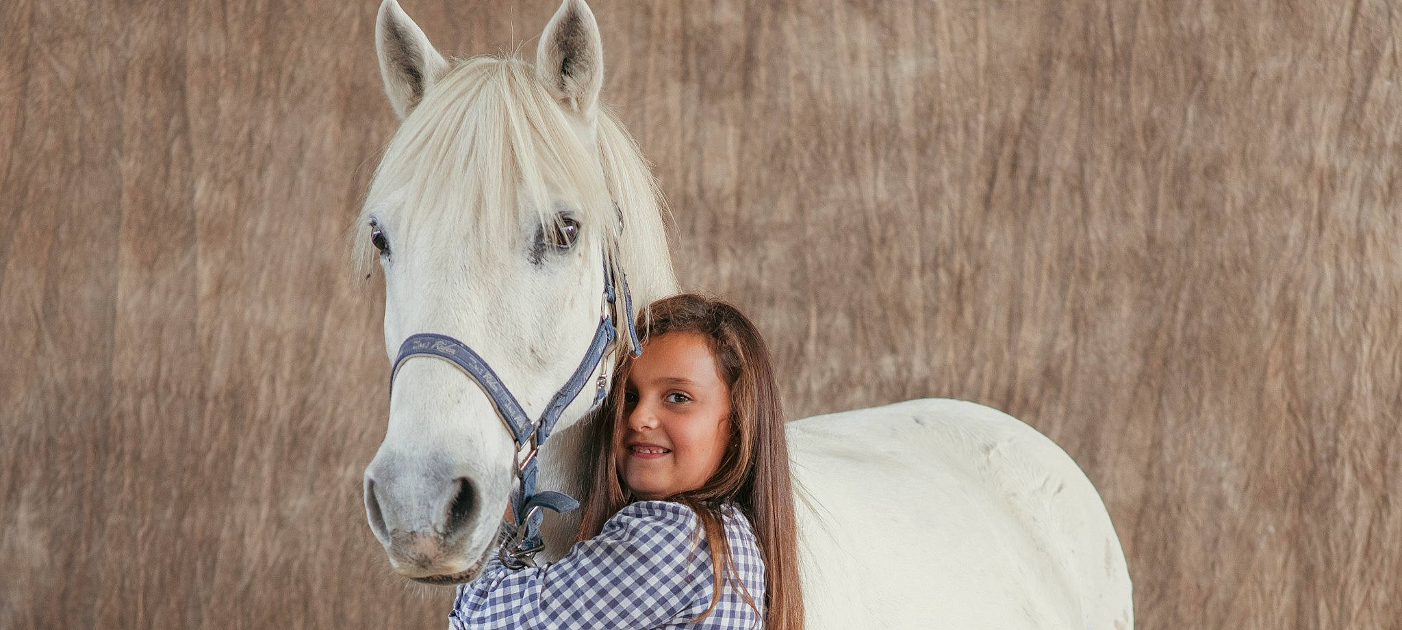 Inaya participe au concours pour gagner de l'argent avec cette photo : bit, bridle, child, equestrianism, happy, horse, horse_supplies, horse_tack, joy, landscape, liver, livestock, mane, mare, pack_animal, person, rein, smile, stable, stallion
