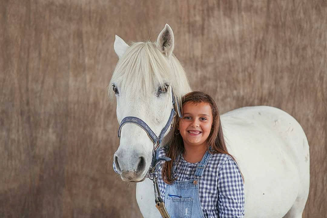 Inaya participe au concours pour gagner de l'argent avec cette photo : bit, bridle, grey, happy, horse, horse_supplies, horse_tack, joy, liver, livestock, mammal, mane, mare, pack_animal, person, recreation, rein, smile, snout, stable