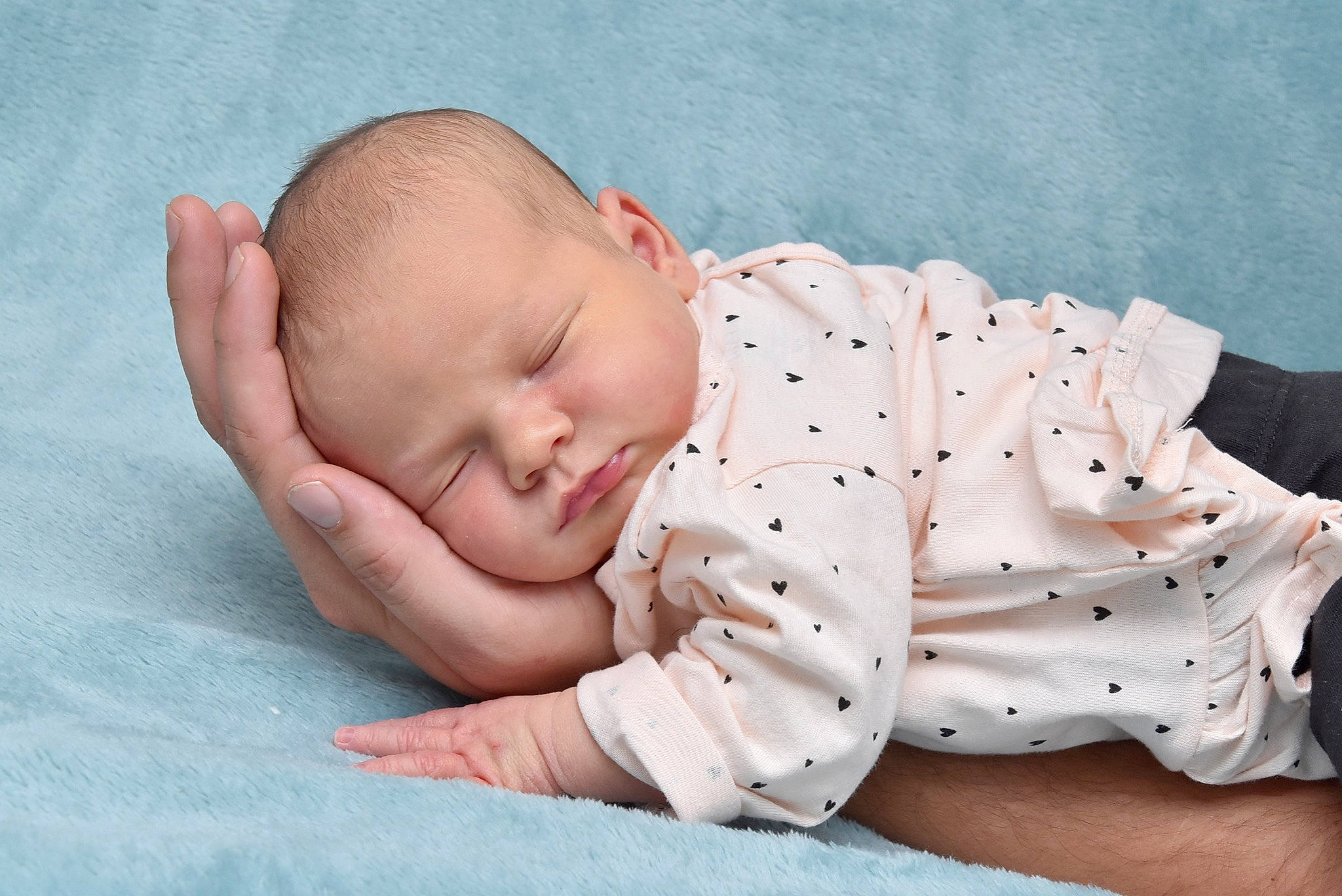 Léna participe au concours pour gagner de l'argent avec cette photo : arm, baby, baby_products, baby_sleeping, baby_toddler_clothing, bedtime, cheek, child, comfort, dress_shirt, finger, hand, linens, mammal, pattern, person, sitting, skin, sleeve, textile