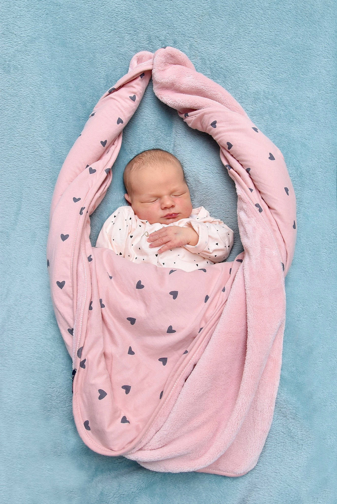 Léna participe au concours pour gagner de l'argent avec cette photo : baby, baby_products, baby_safety, baby_sleeping, baby_toddler_clothing, bedtime, child, chin, circle, comfort, hand, infant_bed, linens, pattern, peach, person, pink, product, sleeve, thumb