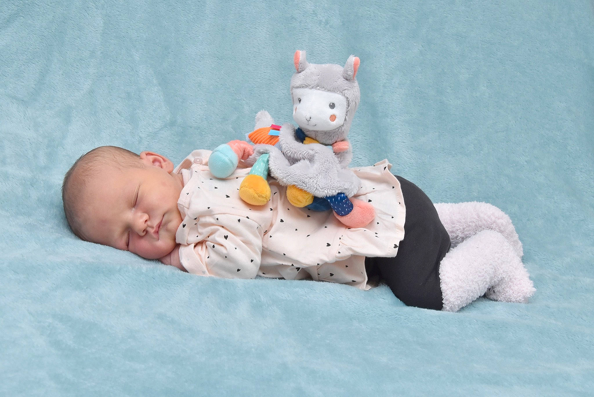 Léna participe au concours pour gagner de l'argent avec cette photo : baby, baby_products, baby_toddler_clothing, baby_toys, carmine, child, comfort, doll, head, linens, mammal, person, plush, sitting, skin, stuffed_toy, teddy_bear, textile, toddler, toy