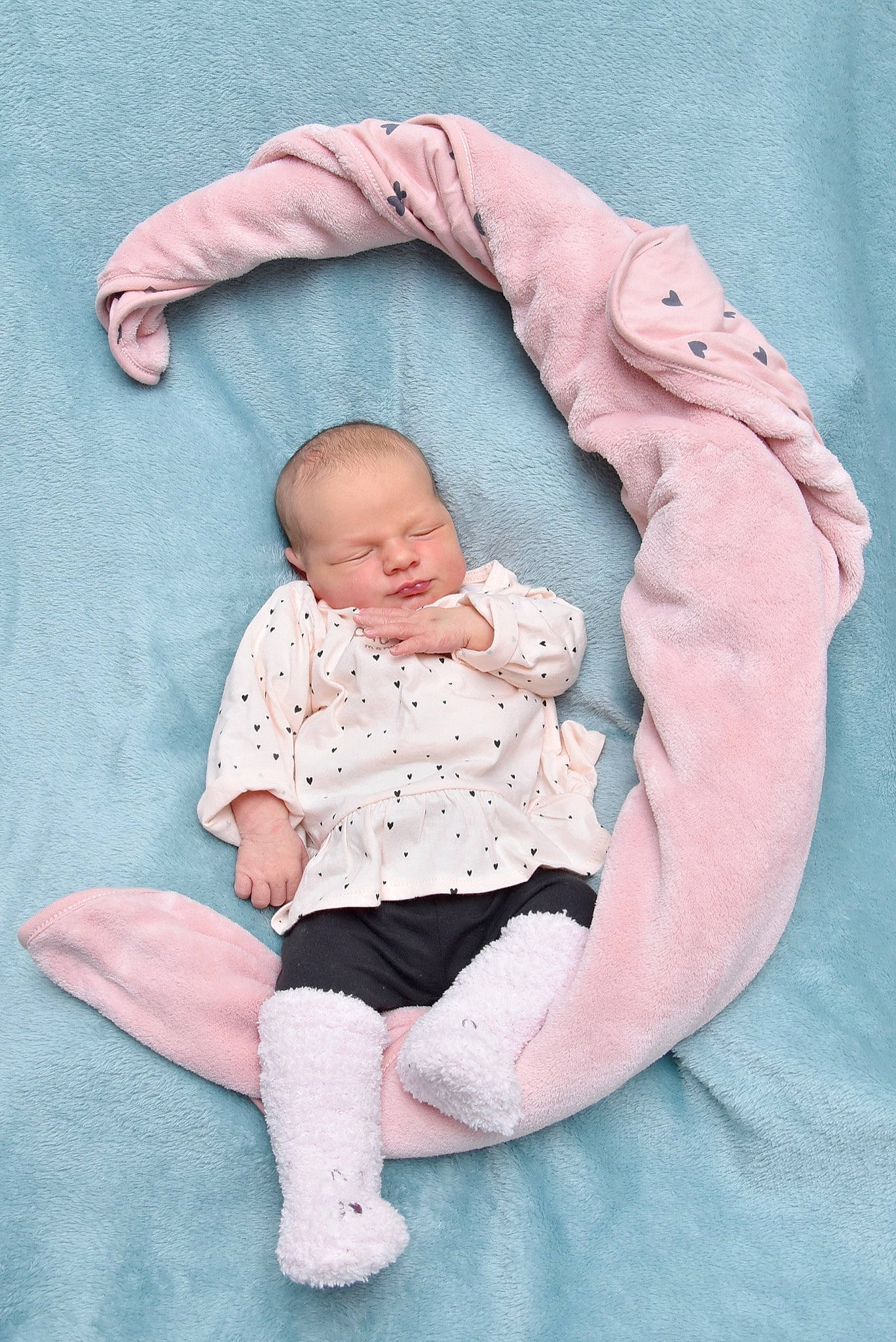 Léna participe au concours pour gagner de l'argent avec cette photo : baby, baby_sleeping, baby_toddler_clothing, cheek, comfort, eye, face, foot, head, human_body, leg, linens, pattern, person, pink, skin, sleeve, sock, stomach, textile