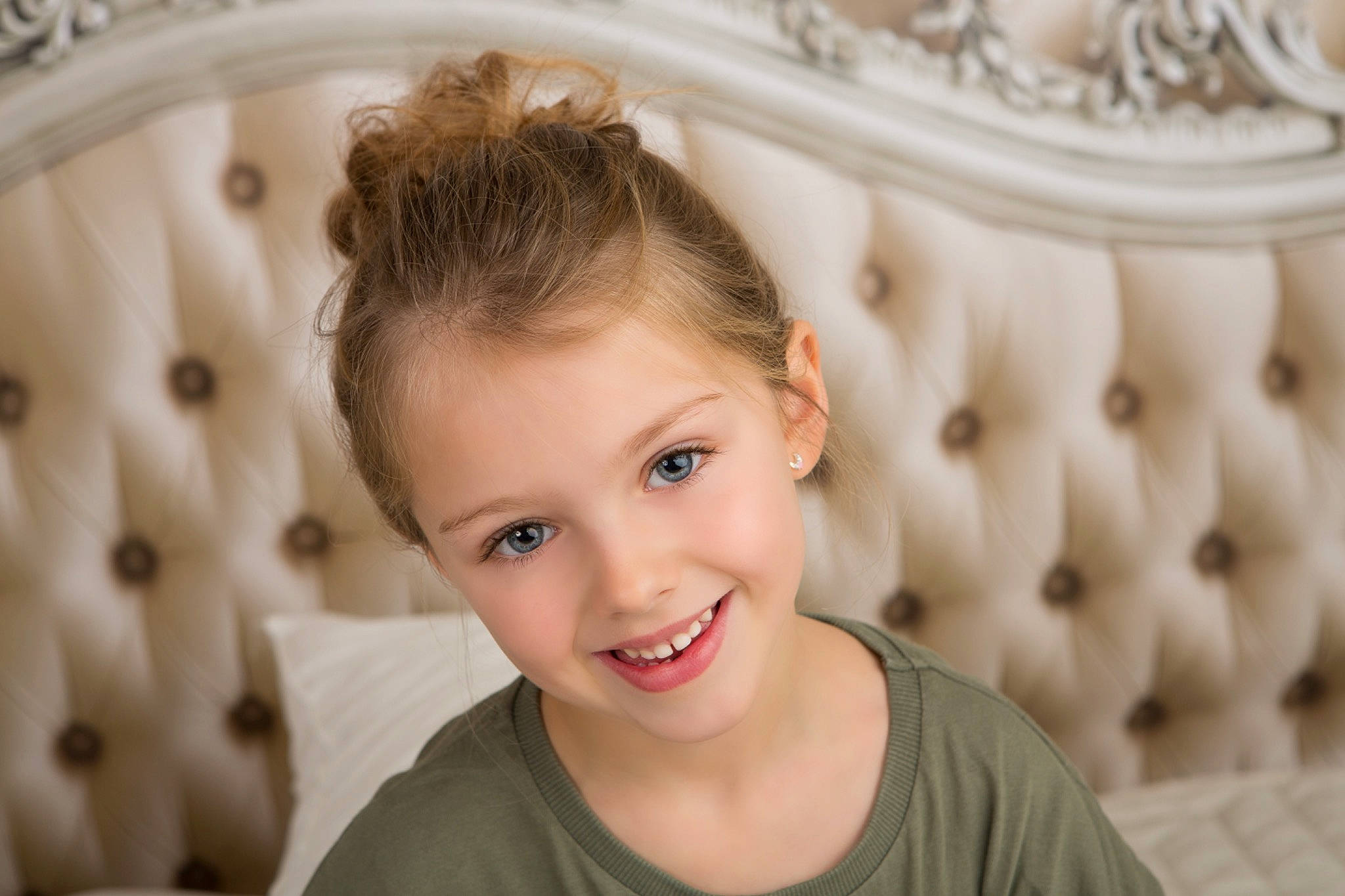 Lilou a rejoint le concours — aidez-le/la à gagner de superbes lots ! blond, cheek, chin, eyelash, face, flash_photography, fun, hair, hairstyle, happy, iris, joy, long_hair, makeover, person, skin, smile, t_shirt, temple, toddler