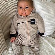 Kleyton a rejoint le concours — aidez-le/la à gagner de superbes lots ! baby, blanket, child, clothing, couch, cute, face, hoodie, indoor, infant, pants, person, pillow, portrait, relaxed, seated, socks, soft, texture, young