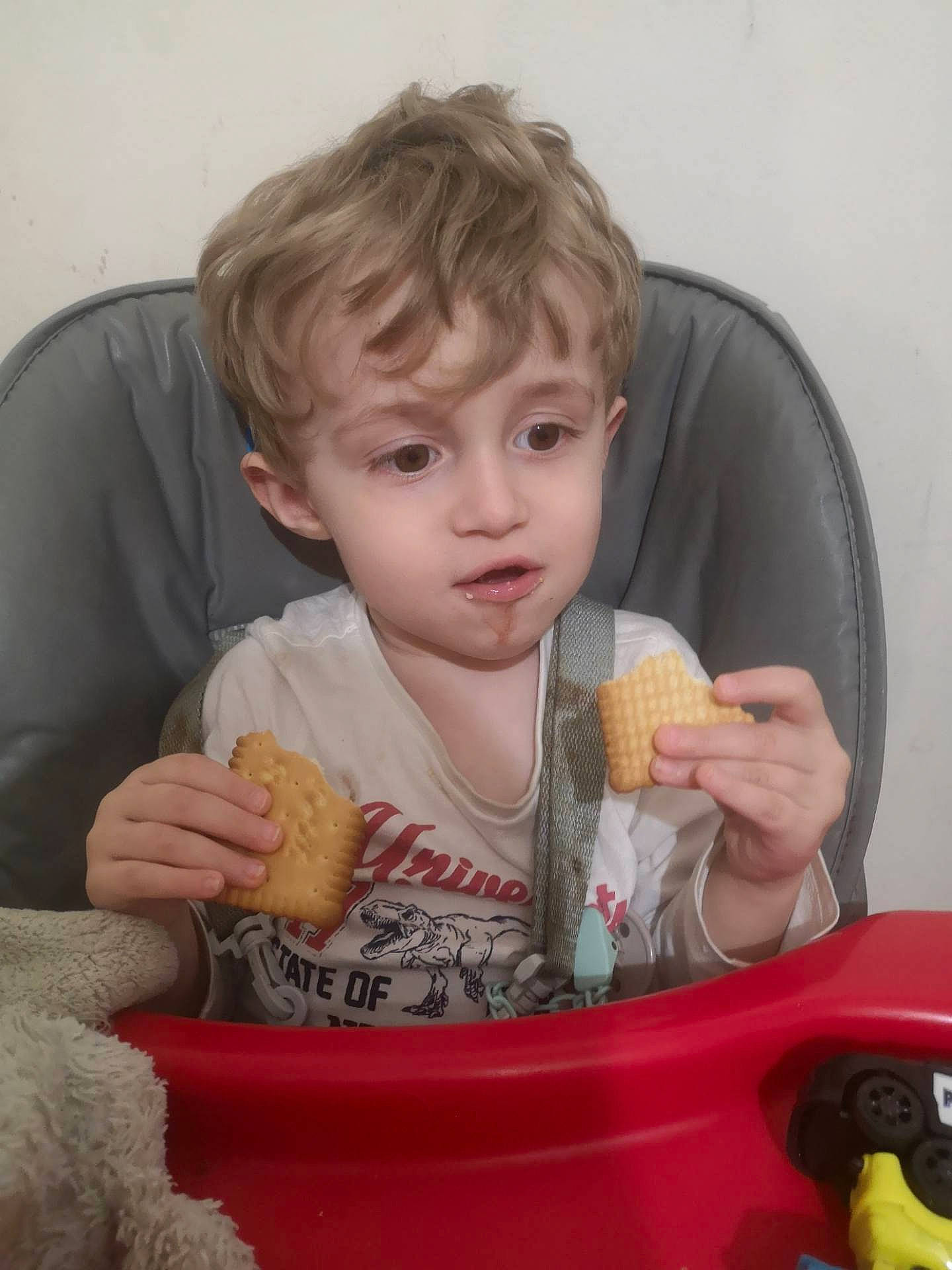 Erwann a rejoint le concours — aidez-le/la à gagner de superbes lots ! child, comfort_food, eating, junk_food, person, play, toddler