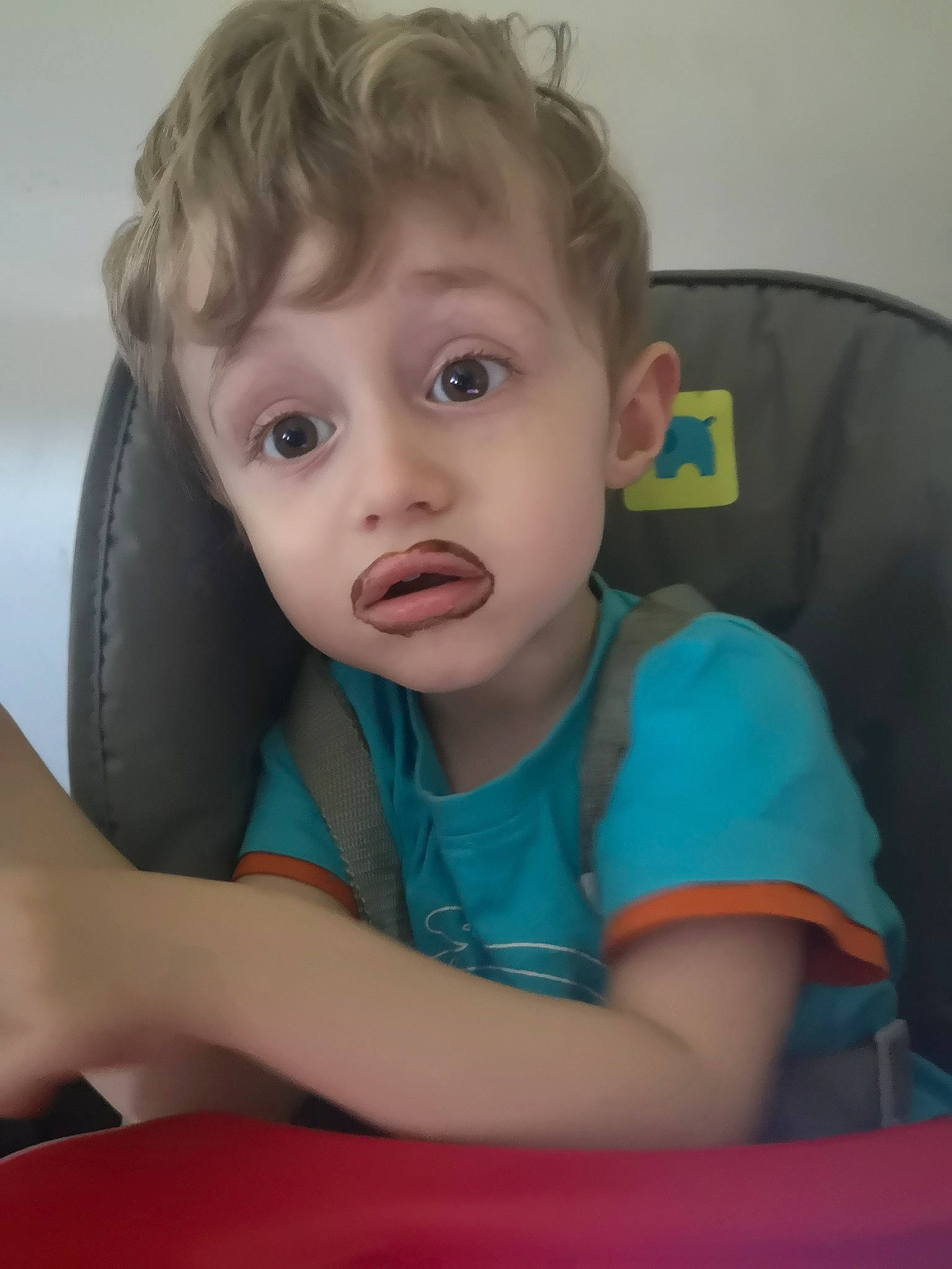 Erwann a rejoint le concours — aidez-le/la à gagner de superbes lots ! arm, baby, blond, cheek, child, chin, eye, eyebrow, face, forehead, fun, hair, head, iris, lip, mouth, nose, person, sitting, skin