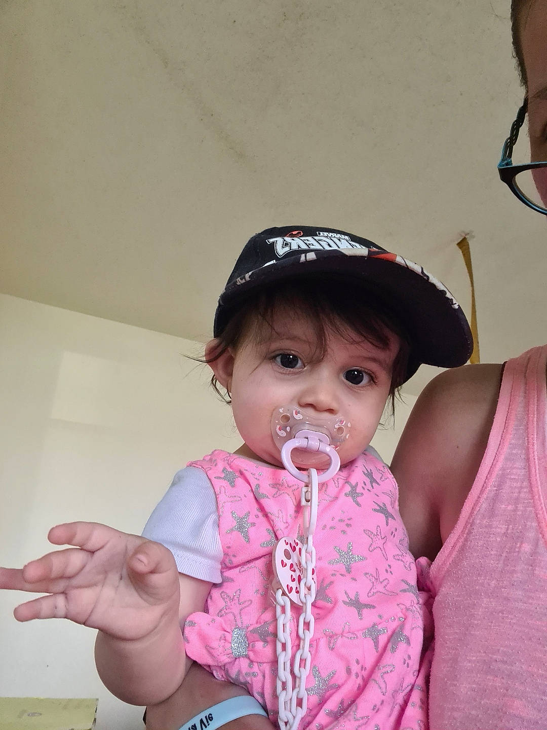 Anais participe au concours pour gagner de l'argent avec cette photo : arm, baby, baby_toddler_clothing, child, event, eyelash, fashion_accessory, fun, gesture, happy, iris, jewellery, lip, magenta, neck, pattern, person, pink, skin, sleeve