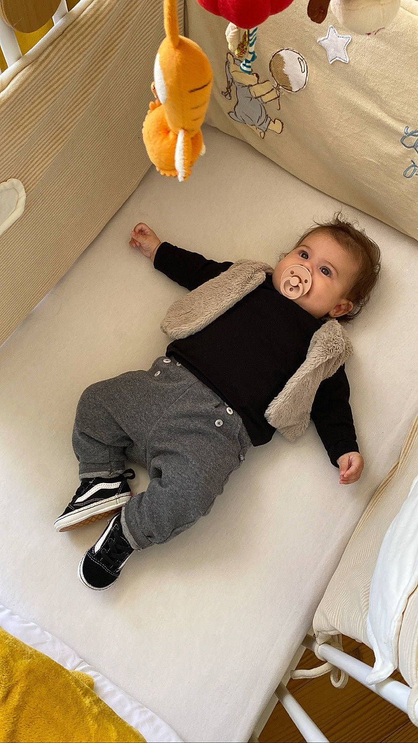 April a rejoint le concours — aidez-le/la à gagner de superbes lots ! chair, child, comfort, design, flooring, fun, human_leg, joint, knee, leg, leisure, person, room, sitting, sock, sportswear, suit, t_shirt, thigh, toddler