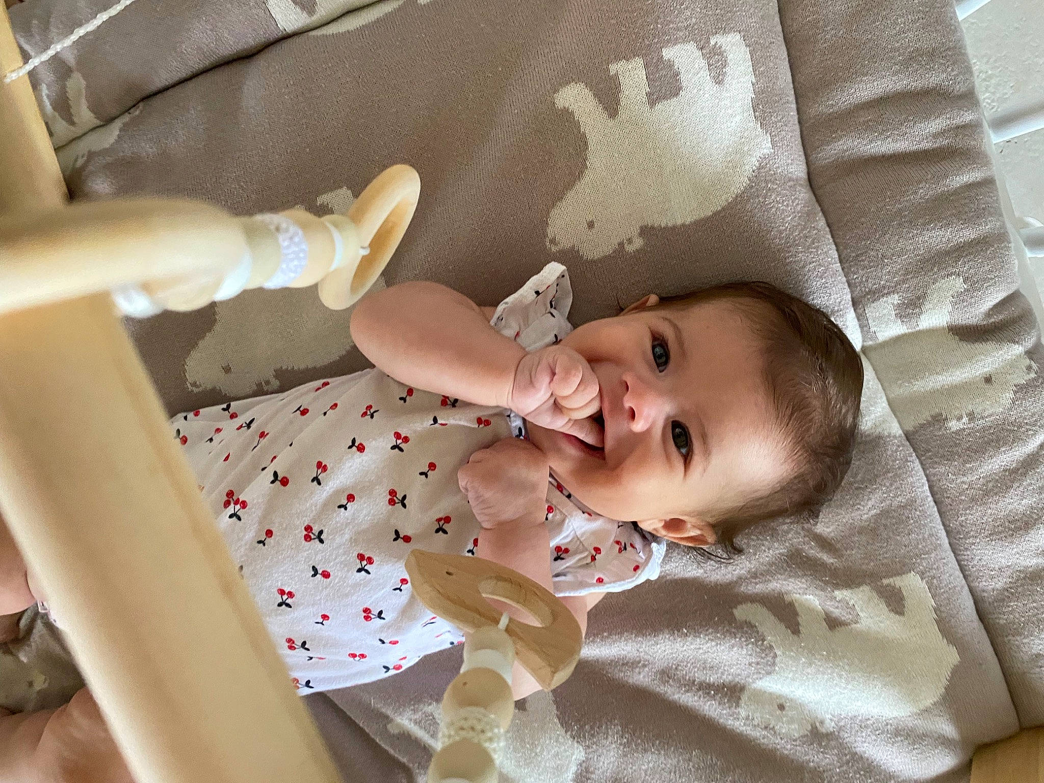 April a rejoint le concours — aidez-le/la à gagner de superbes lots ! baby, baby_products, baby_safety, baby_toddler_clothing, bed, cheek, comfort, eye, finger, gesture, hand, joy, linens, mouth, pattern, person, product, skin, sleeve, smile