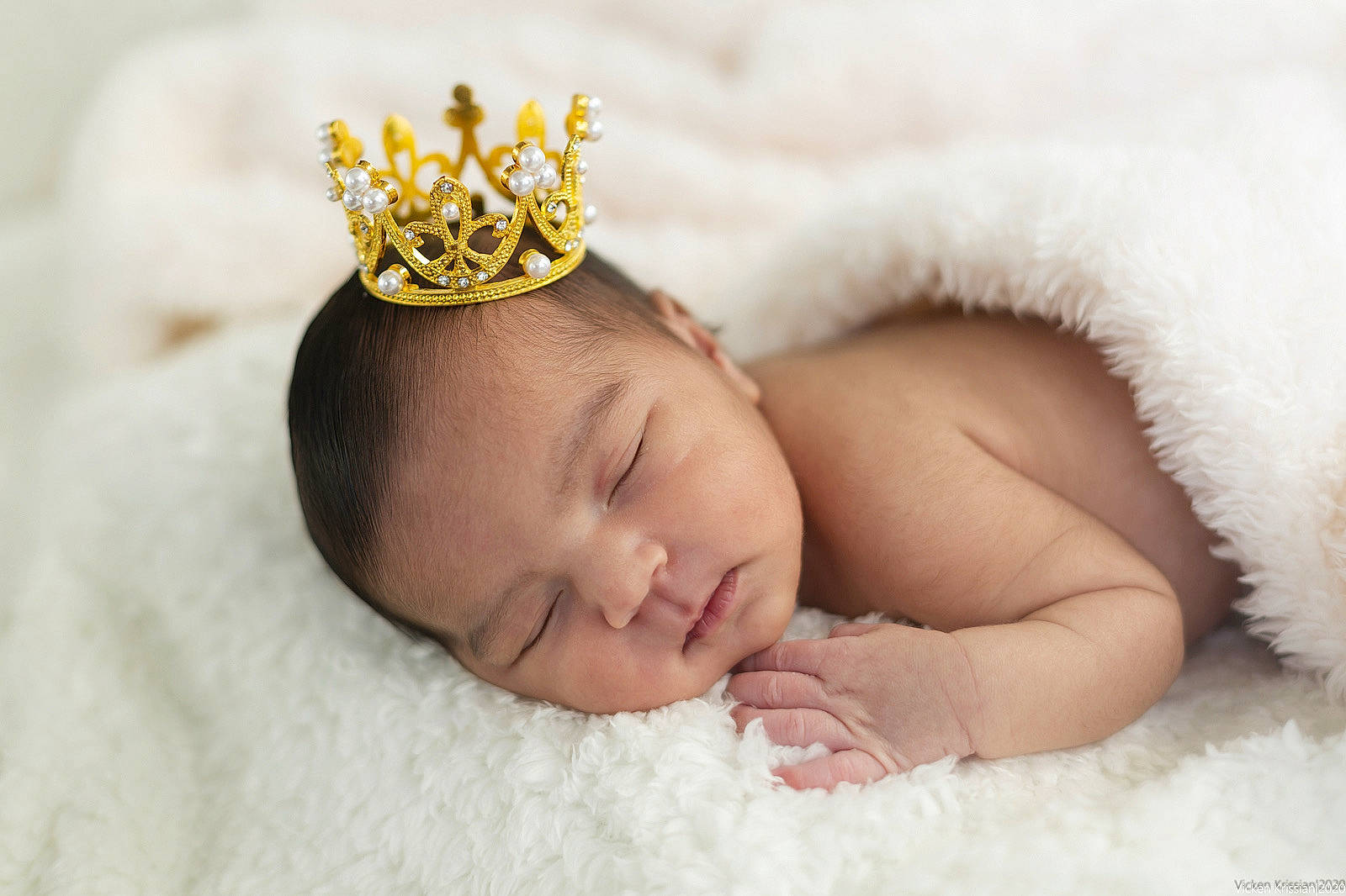 Juliette a rejoint le concours — aidez-le/la à gagner de superbes lots ! baby, baby_sleeping, beige, brown, cheek, child, crown, fashion_accessory, fur, hair_accessory, headband, headgear, headpiece, person, photograph, photography, portrait_photography, skin, sleep, toddler