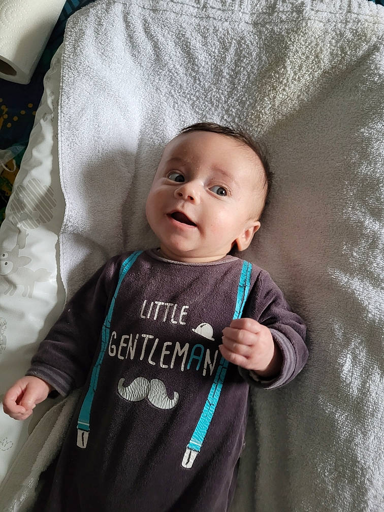 Raphaël participe au concours pour gagner de l'argent avec cette photo : baby, baby_carriage, baby_safety, baby_toddler_clothing, cheek, child, comfort, cool, eye, grey, iris, mammal, outerwear, person, product, skin, sleeve, t_shirt, textile, toddler