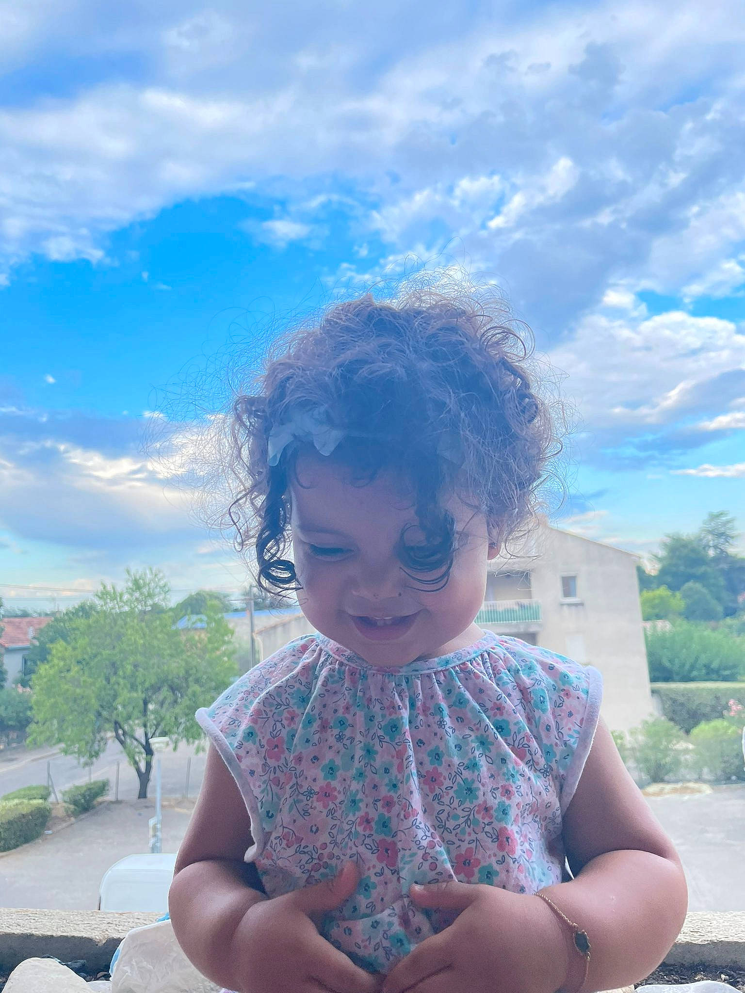 Yakout a rejoint le concours — aidez-le/la à gagner de superbes lots ! azure, black_hair, blue, chin, cloud, cool, cumulus, electric_blue, eye, fun, grass, happy, joy, leisure, person, plant, skin, sky, smile, toddler