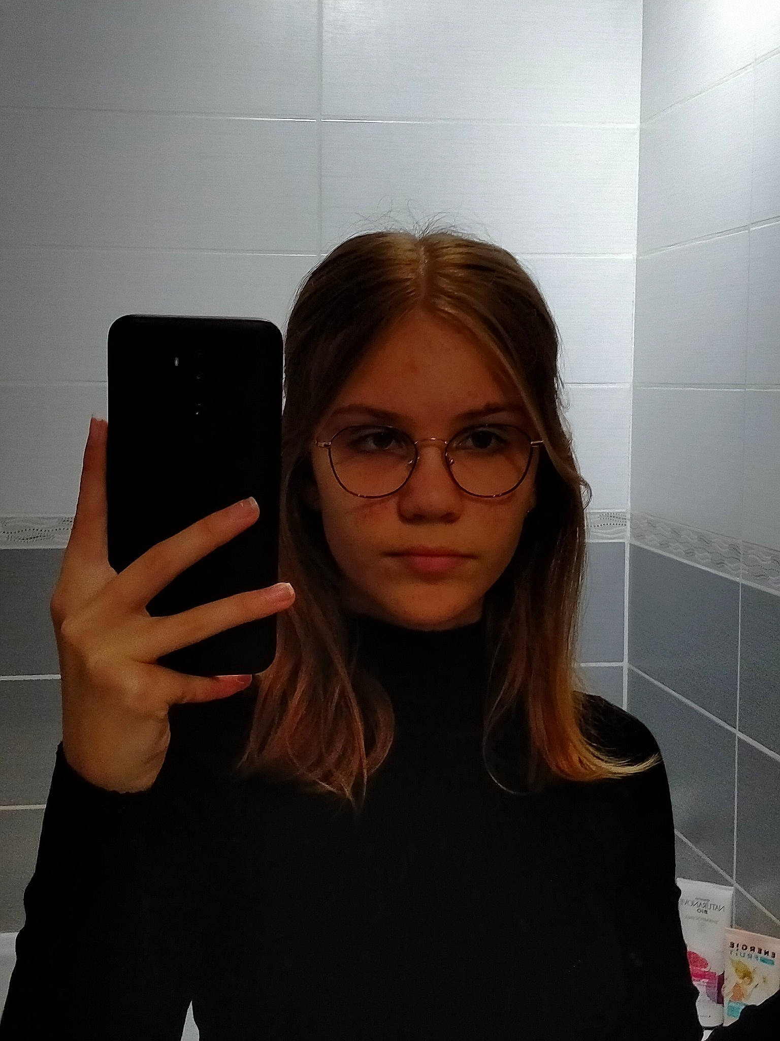 Maëlys a rejoint le concours — aidez-le/la à gagner de superbes lots ! black_hair, communication_device, eyewear, fun, gesture, glasses, hair, hairstyle, head, lip, long_hair, mobile_device, mobile_phone, outerwear, person, portable_communications_device, sleeve, smile, telephony, thumb