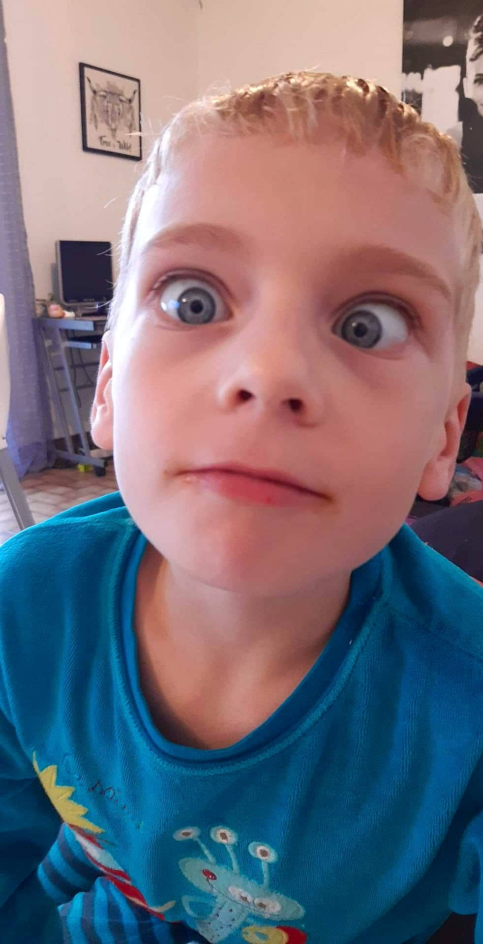 Evan participe au concours pour gagner de l'argent avec cette photo : cheek, child, chin, close_up, ear, eye, eyebrow, face, facial_expression, forehead, hair, head, jaw, lip, nose, organ, person, selfie, skin, smile